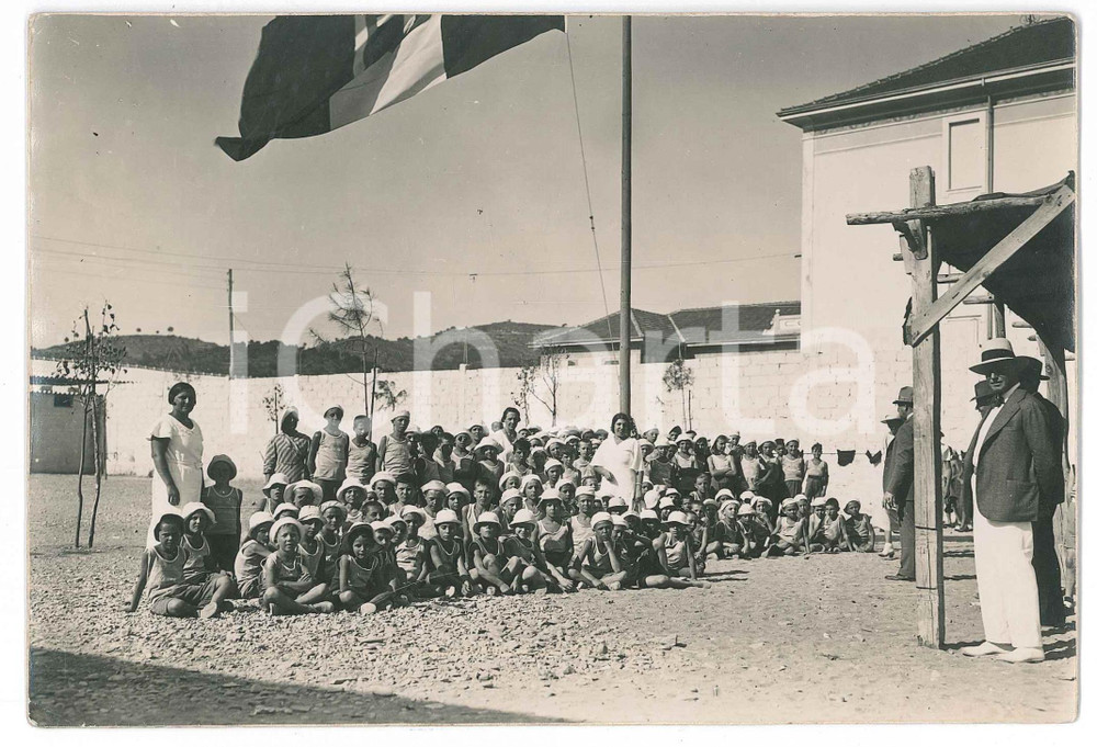 1930 ca MARINA DI ANDORA Colonia SALUS - Ritratto di gruppo ^Foto 17x12 cm  Fotografia originale d'epoca. FAIR/discreto piegatura centrale; lievi piegature angolari Formato: 17x12 cm originale e autentica 1