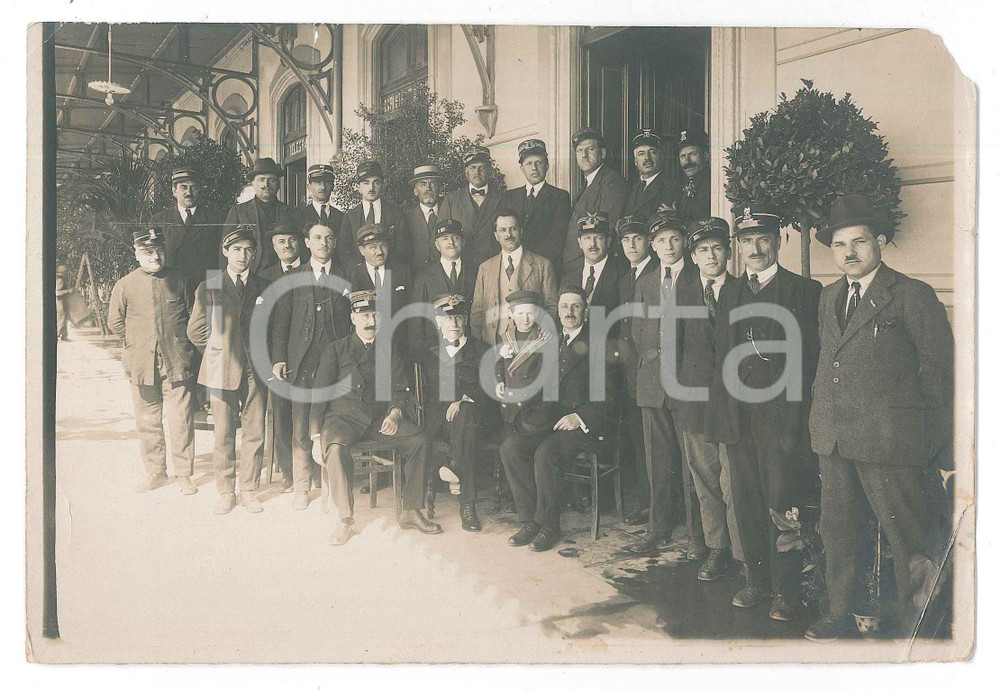 1920 ca ANTIBES (FRANCE) Cheminots à la gare - RARE Photo DAMAGED  Fotografia originale d'epoca. POOR/danneggiato profonda piegatura angolare e mancanza all'angolo superiore sinistro Formato: 17x11 cm originale e autentica 1