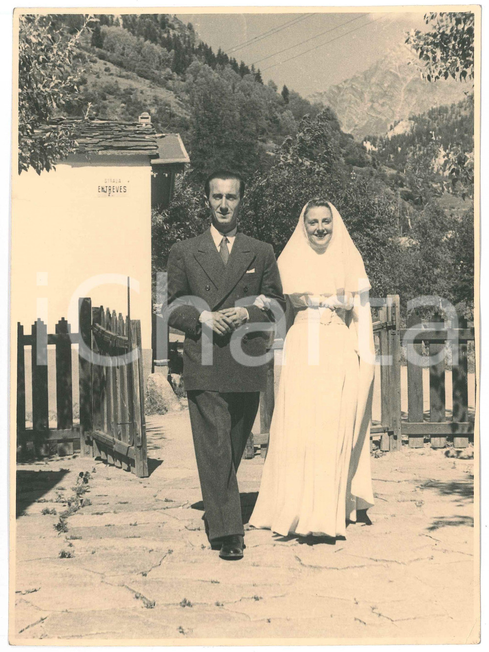 1950 ca COURMAYEUR Coppa di sposi - Strada ENTREVES ^Foto 17x23 cm  Fotografia originale d'epoca. GOOD/buono piccole piegature angolari Formato: 17x23 cm originale e autentica 1