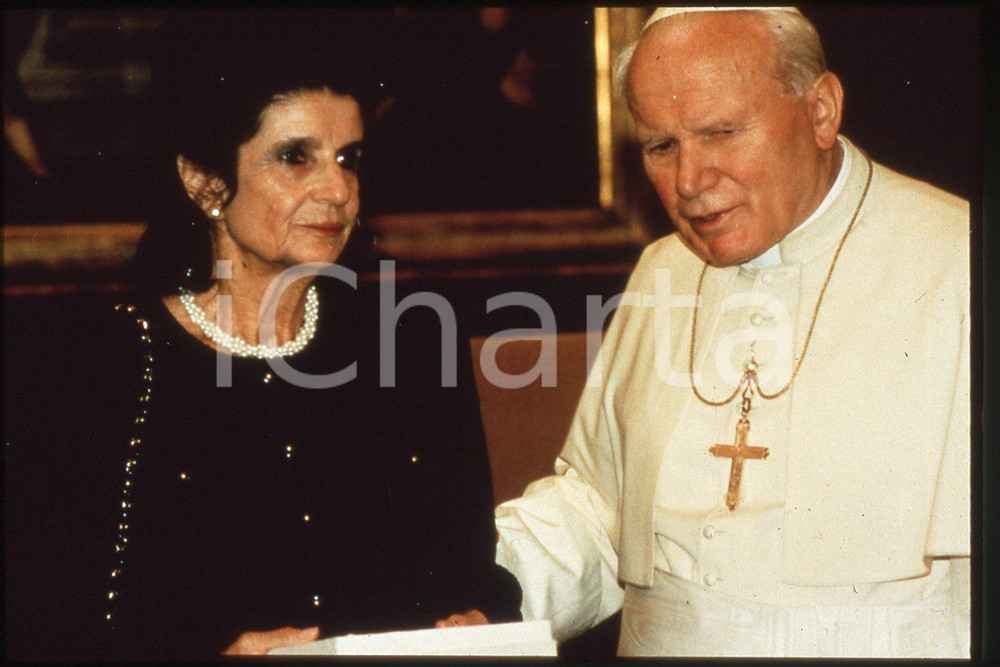 35mm vintage slide* 1995 VATICANO Giovanni Paolo II and Leah RABIN 1  Diapositiva d'epoca, in formato 35 mm.CONDIZIONI: GOODE' severamente vietata la riproduzione. Tutti i diritti sono riservati.Nella diapositiva ICharta mette in vendita, sul negozio eBay e in esclusiva sul sito "icharta" il proprio archivio composto da numerose diapositive e negativi fotografici d'epoca, tutti originali e autentici, che attraversano la storia del costume italiano tra gli la fine degli anni Sessanta e Novanta.Si tratta di uno sguardo inedito sull'attualit&agrave;, la politica, la vita quotidiana, il gossip e la cultura, che fotografa il cambiamento della nazione in quest'ultimo scorcio del XX secolo. Un'occasione unica per il mercato del collezionismo, che vede finalmente disponibile un archivio eccezionale per vastit&agrave;, tematiche e condizioni, in un settore (il negativo fotografico e la diapositiva) di assoluta novit&agrave; e dalle interessanti prospettive di investimento. FAIR/discreto  originale e autentica 1