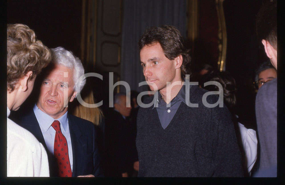 Gerhard BERGER - F1 Pilota scuderia FERRARI - 1995 ca 35 mm vintage slide 175 Diapositiva d'epoca, in formato 35 mm.CONDIZIONI: GOODE' severamente vietata la riproduzione. Tutti i diritti sono riservati.ICharta mette in vendita, sul negozio eBay e in esclusiva sul sito "icharta" il proprio archivio composto da numerose diapositive e negativi fotografici d'epoca, tutti originali e autentici, che attraversano la storia del costume italiano tra gli la fine degli anni Sessanta e Novanta.Si tratta di uno sguardo inedito sull'attualità, la politica, la vita quotidiana, il gossip e la cultura, che fotografa il cambiamento della nazione in quest'ultimo scorcio del XX secolo. Un'occasione unica per il mercato del collezionismo, che vede finalmente disponibile un archivio eccezionale per vastità, tematiche e condizioni, in un settore (il negativo fotografico e la diapositiva) di assoluta novità e dalle interessanti prospettive di investimento.  GOOD/buono   originale e autentica 1