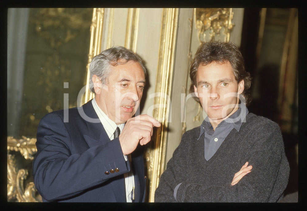 Gerhard BERGER - F1 Pilota scuderia FERRARI - 1995 ca 35 mm vintage slide 180 Diapositiva d'epoca, in formato 35 mm.CONDIZIONI: GOODE' severamente vietata la riproduzione. Tutti i diritti sono riservati. ICharta mette in vendita, sul negozio eBay e in esclusiva sul sito "icharta" il proprio archivio composto da numerose diapositive e negativi fotografici d'epoca, tutti originali e autentici, che attraversano la storia del costume italiano tra gli la fine degli anni Sessanta e Novanta.Si tratta di uno sguardo inedito sull'attualità, la politica, la vita quotidiana, il gossip e la cultura, che fotografa il cambiamento della nazione in quest'ultimo scorcio del XX secolo. Un'occasione unica per il mercato del collezionismo, che vede finalmente disponibile un archivio eccezionale per vastità, tematiche e condizioni, in un settore (il negativo fotografico e la diapositiva) di assoluta novità e dalle interessanti prospettive di investimento.  GOOD/buono   originale e autentica 1