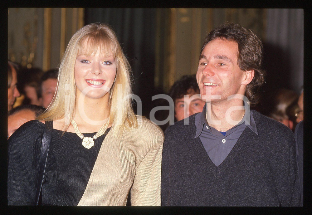 Gerhard BERGER e Ulla WEIGERSTORFER - COSTUME 1990 ca 35 mm vintage slide 5 Diapositiva d'epoca, in formato 35 mm.CONDIZIONI: GOODE' severamente vietata la riproduzione. Tutti i diritti sono riservati.ICharta mette in vendita, sul negozio eBay e in esclusiva sul sito "icharta" il proprio archivio composto da numerose diapositive e negativi fotografici d'epoca, tutti originali e autentici, che attraversano la storia del costume italiano tra gli la fine degli anni Sessanta e Novanta.Si tratta di uno sguardo inedito sull'attualità, la politica, la vita quotidiana, il gossip e la cultura, che fotografa il cambiamento della nazione in quest'ultimo scorcio del XX secolo. Un'occasione unica per il mercato del collezionismo, che vede finalmente disponibile un archivio eccezionale per vastità, tematiche e condizioni, in un settore (il negativo fotografico e la diapositiva) di assoluta novità e dalle interessanti prospettive di investimento.  GOOD/buono   originale e autentica 1