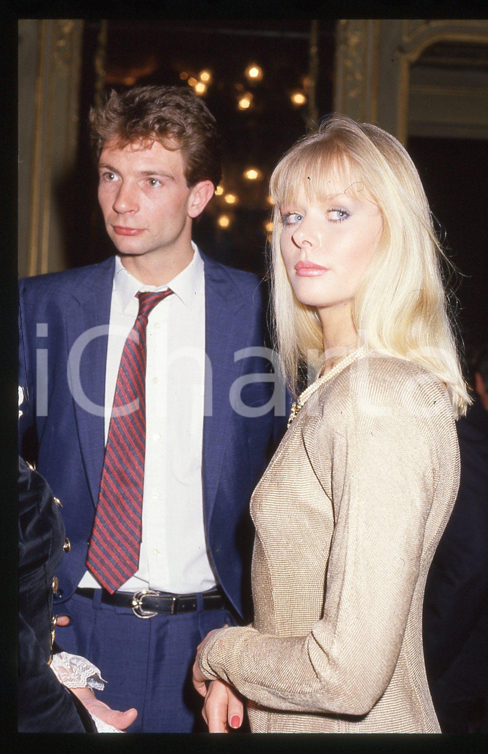 Ulla WEIGERSTORFER - COSTUME 1990 ca 35 mm vintage slide 4 Diapositiva d'epoca, in formato 35 mm.CONDIZIONI: GOODE' severamente vietata la riproduzione. Tutti i diritti sono riservati. ICharta mette in vendita, sul negozio eBay e in esclusiva sul sito "icharta" il proprio archivio composto da numerose diapositive e negativi fotografici d'epoca, tutti originali e autentici, che attraversano la storia del costume italiano tra gli la fine degli anni Sessanta e Novanta.Si tratta di uno sguardo inedito sull'attualità, la politica, la vita quotidiana, il gossip e la cultura, che fotografa il cambiamento della nazione in quest'ultimo scorcio del XX secolo. Un'occasione unica per il mercato del collezionismo, che vede finalmente disponibile un archivio eccezionale per vastità, tematiche e condizioni, in un settore (il negativo fotografico e la diapositiva) di assoluta novità e dalle interessanti prospettive di investimento.  GOOD/buono   originale e autentica 1