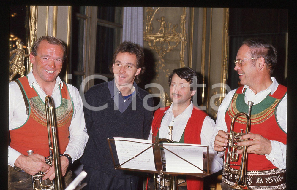 Gerhard BERGER - F1 Pilota scuderia FERRARI - 1995 ca 35 mm vintage slide 56 Diapositiva d'epoca, in formato 35 mm.CONDIZIONI: GOODE' severamente vietata la riproduzione. Tutti i diritti sono riservati.ICharta mette in vendita, sul negozio eBay e in esclusiva sul sito "icharta" il proprio archivio composto da numerose diapositive e negativi fotografici d'epoca, tutti originali e autentici, che attraversano la storia del costume italiano tra gli la fine degli anni Sessanta e Novanta.Si tratta di uno sguardo inedito sull'attualità, la politica, la vita quotidiana, il gossip e la cultura, che fotografa il cambiamento della nazione in quest'ultimo scorcio del XX secolo. Un'occasione unica per il mercato del collezionismo, che vede finalmente disponibile un archivio eccezionale per vastità, tematiche e condizioni, in un settore (il negativo fotografico e la diapositiva) di assoluta novità e dalle interessanti prospettive di investimento.  GOOD/buono   originale e autentica 1