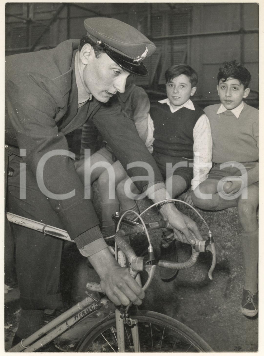 Fotografia d epoca originale 1956 CICLISMO Mino DE ROSSI  Vigile del fuoco  Allenamento con bambini Foto 1 1