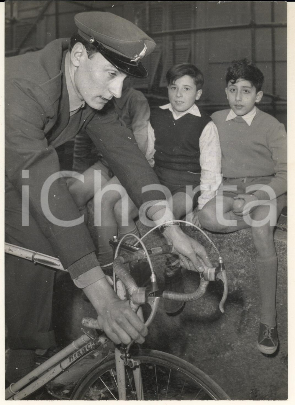Fotografia d epoca originale 1956 CICLISMO Mino DE ROSSI  Vigile del fuoco  Allenamento con bambini Foto 2 1