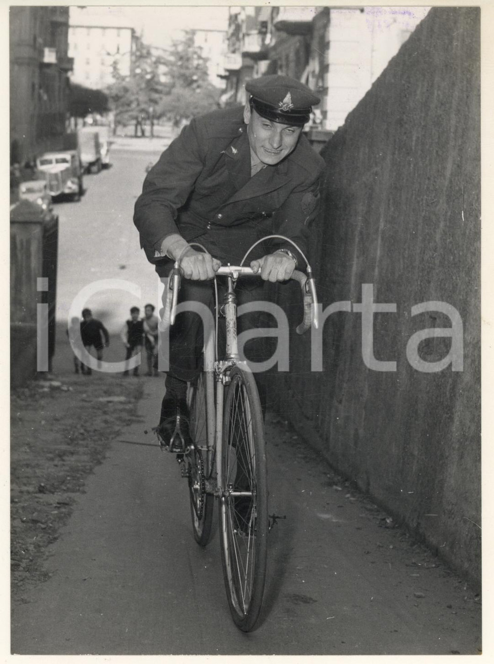 Fotografia d epoca originale 1956 CICLISMO Mino DE ROSSI  Vigile del fuoco  Allenamento in salita Foto 1 1