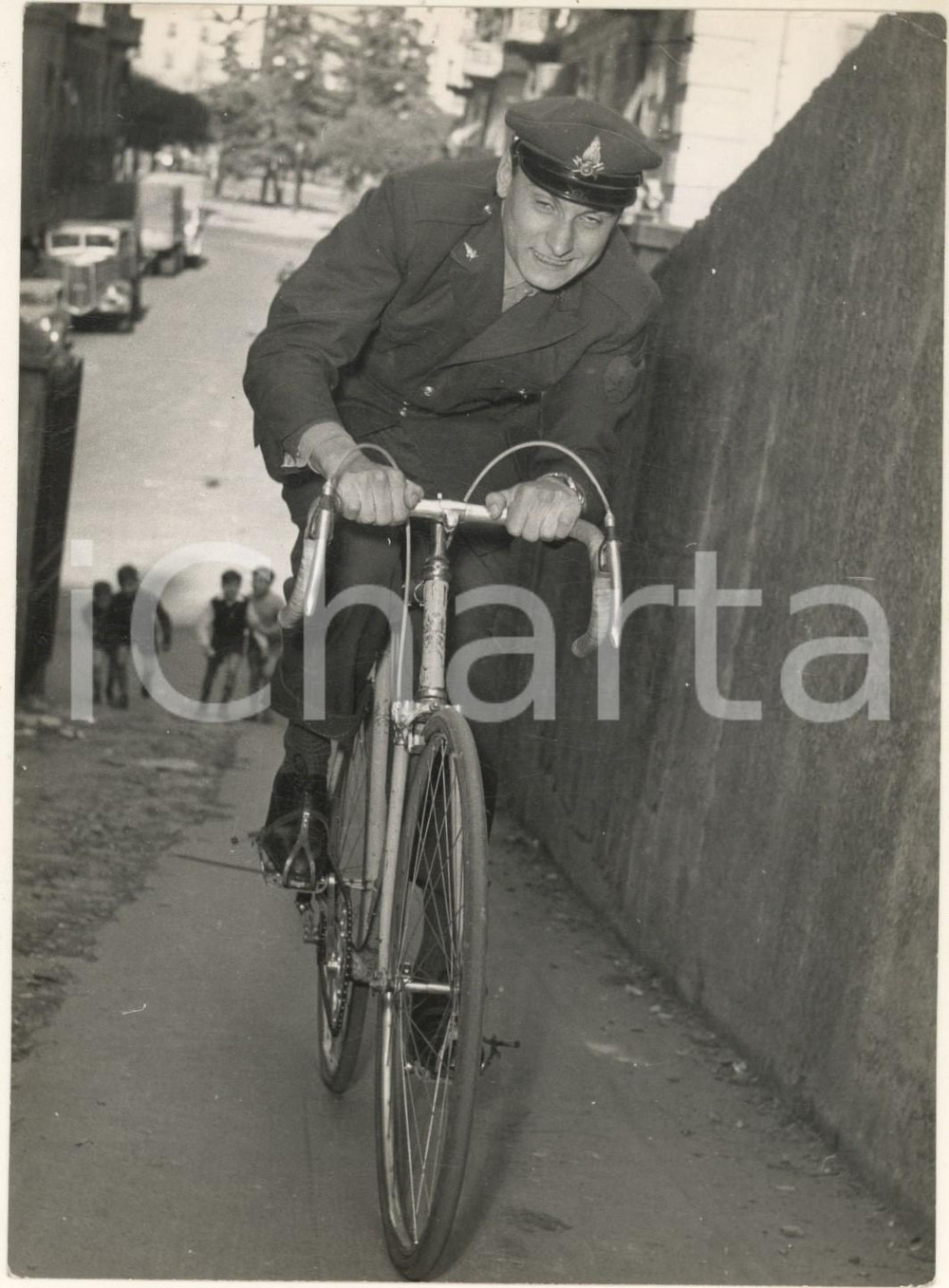 Fotografia d epoca originale 1956 CICLISMO Mino DE ROSSI  Vigile del fuoco  Allenamento in salita Foto 2 1