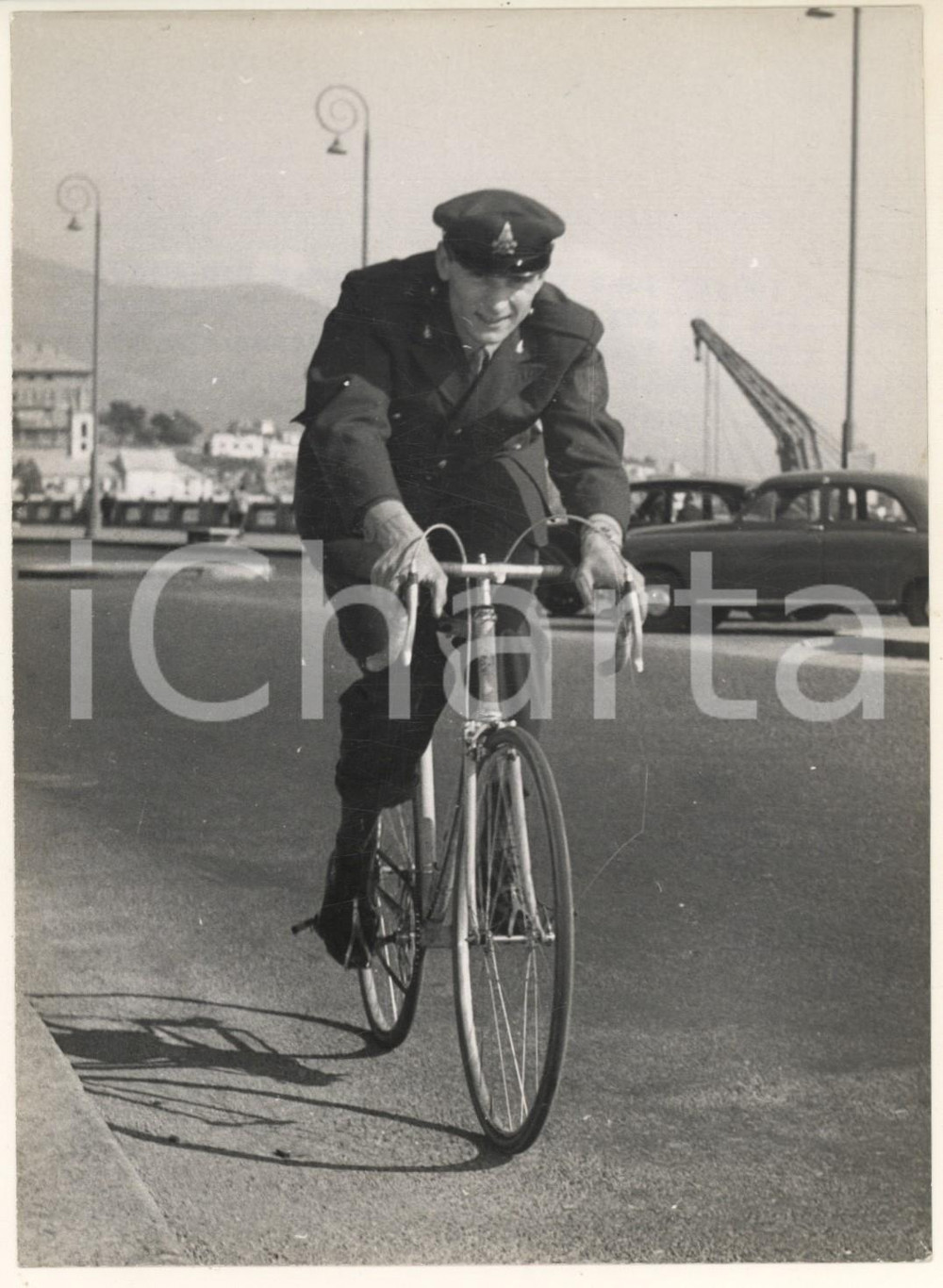 Fotografia d epoca originale 1956 CICLISMO Mino DE ROSSI  Vigile del fuoco  Allenamento al porto Foto 1 1