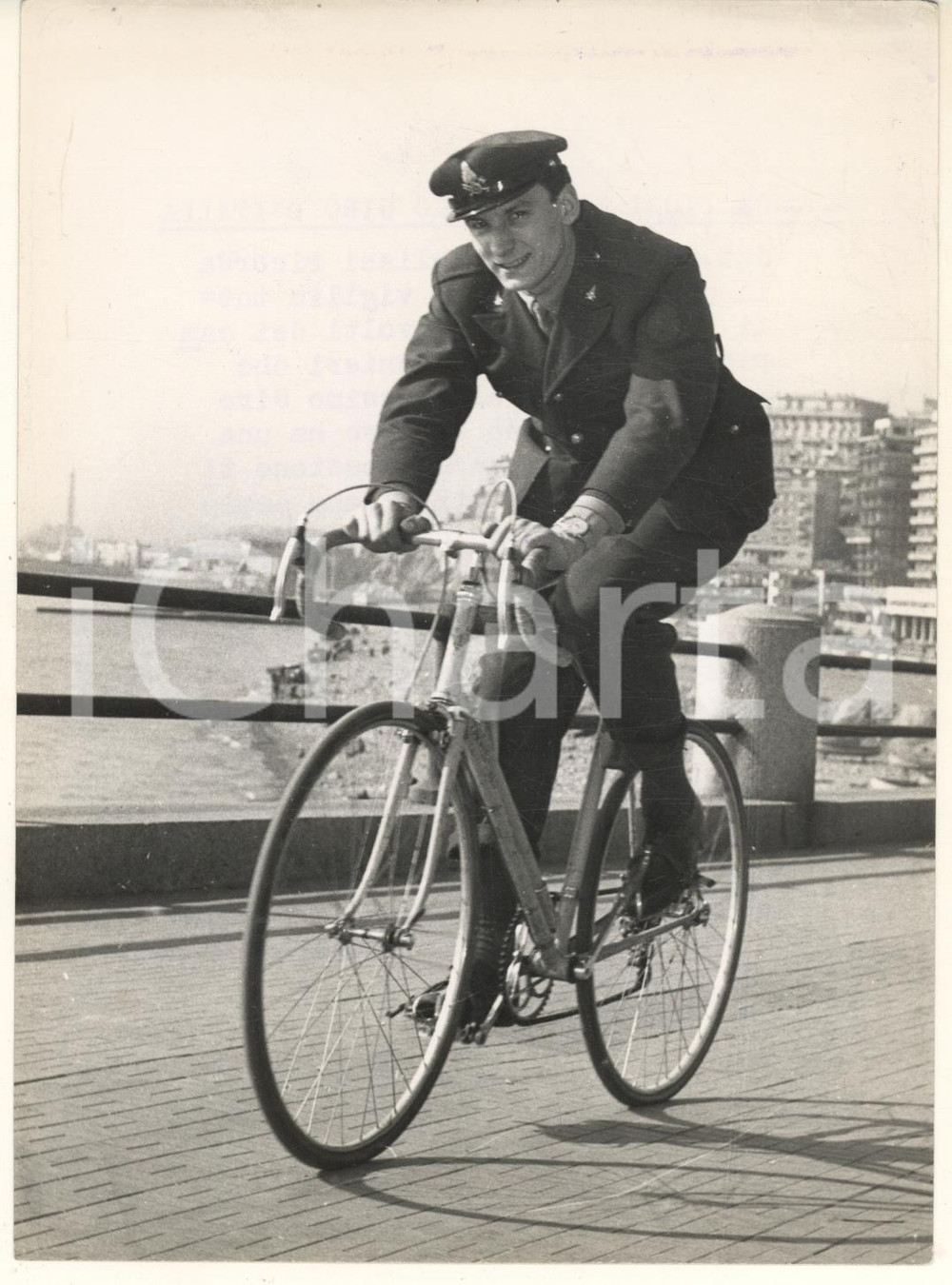 Fotografia d epoca originale 1956 CICLISMO Mino DE ROSSI  Vigile del fuoco  Allenamento sul lungomare Foto 1
