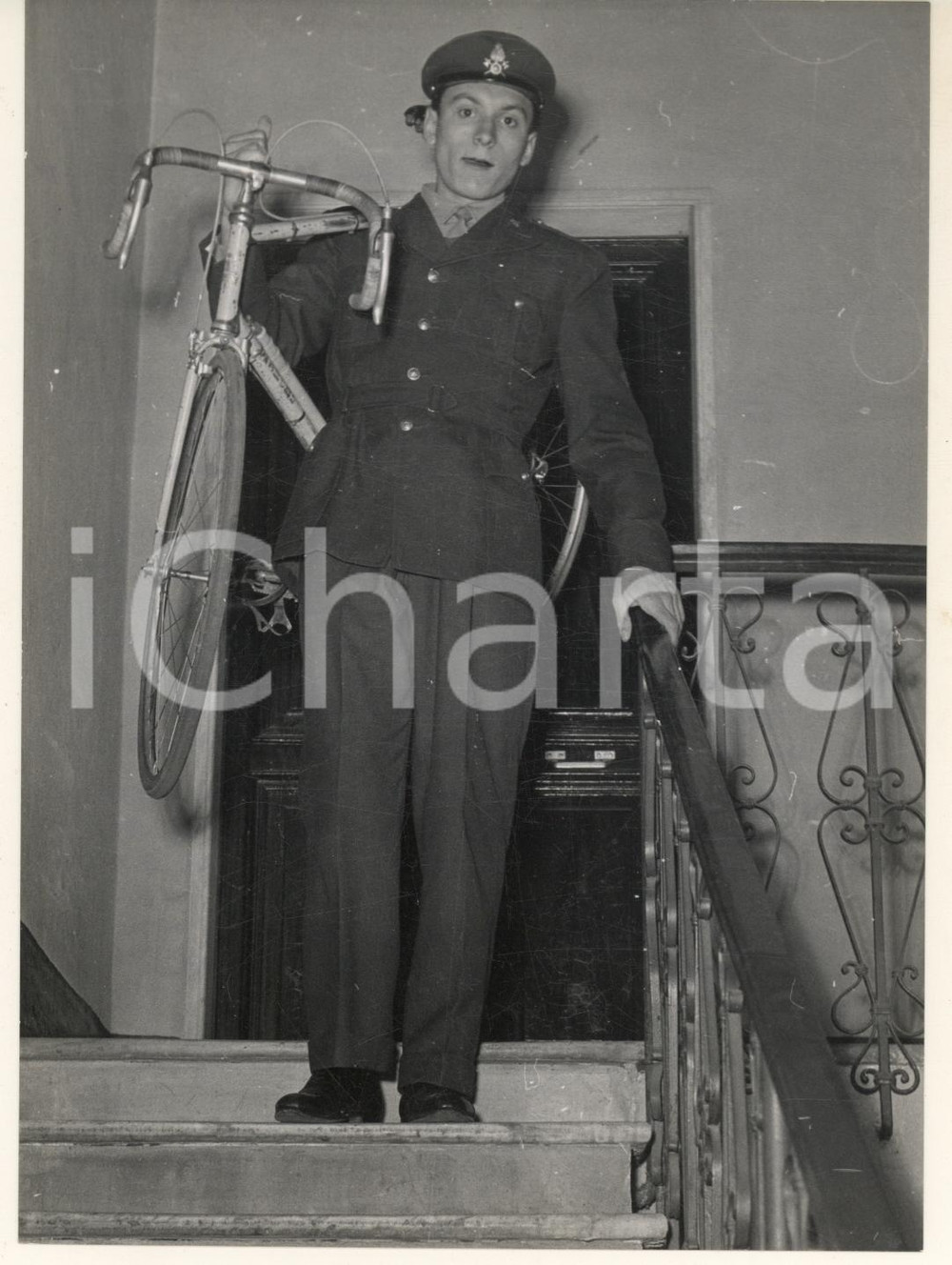 Fotografia d epoca originale 1956 CICLISMO Mino DE ROSSI  Vigile del fuoco  Ritratto con la bici Foto 1 1
