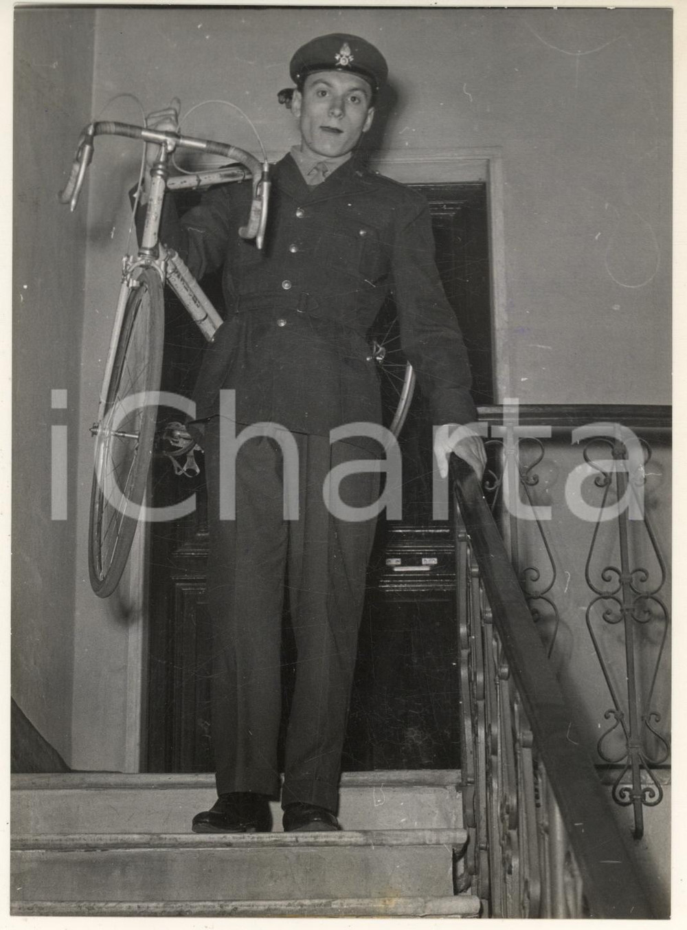 Fotografia d epoca originale 1956 CICLISMO Mino DE ROSSI  Vigile del fuoco  Ritratto con la bici Foto 2 1