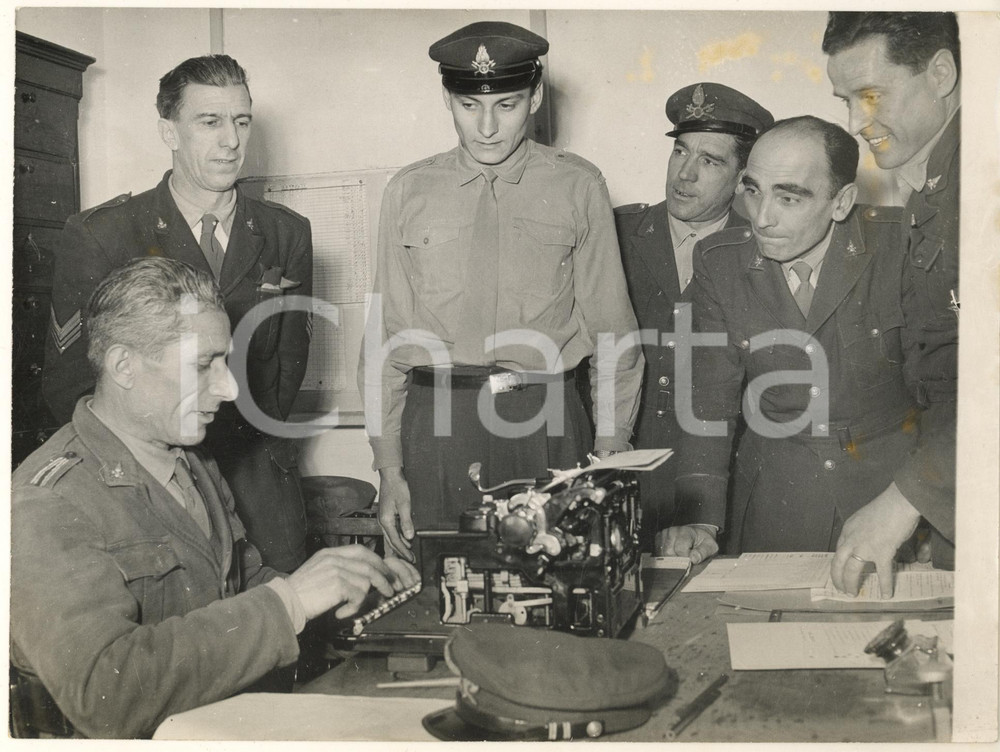 Fotografia d epoca originale 1956 CICLISMO Mino DE ROSSI  Vigile del fuoco in caserma  Foto 18x24 cm 1
