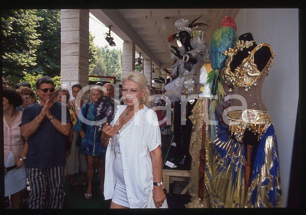 Fotografia d epoca originale Sandra MILO Mostra dei reggiseni 1990 ca  35mm vintage slide 2 1