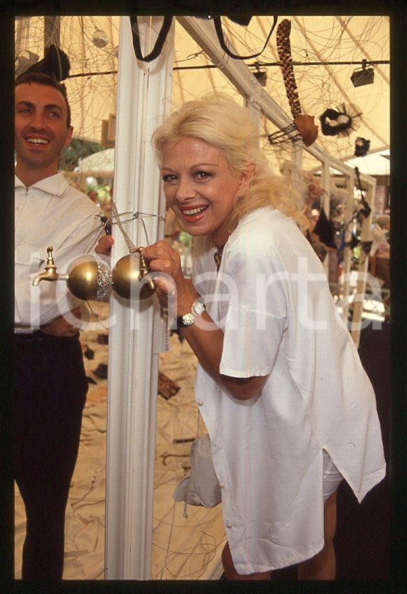 Fotografia d epoca originale Sandra MILO Samuele MAZZA Mostra dei reggiseni 1990 ca  35mm vintage slide 5 1