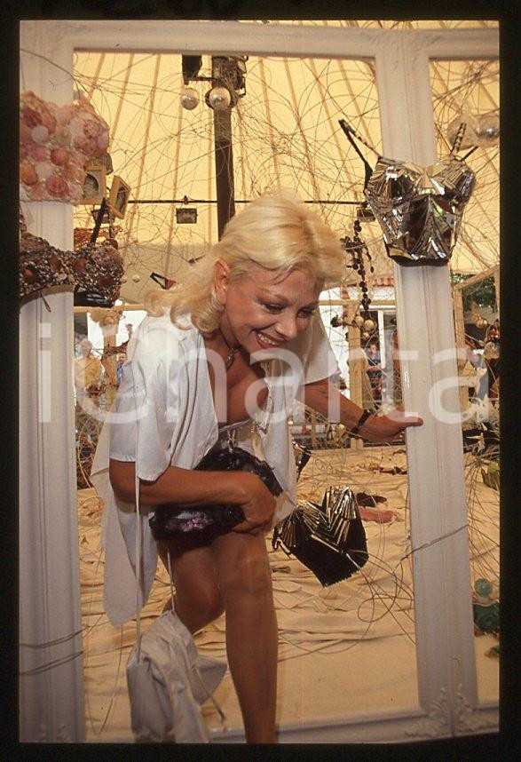 Fotografia d epoca originale Sandra MILO Mostra dei reggiseni 1990 ca  35mm vintage slide 8 1