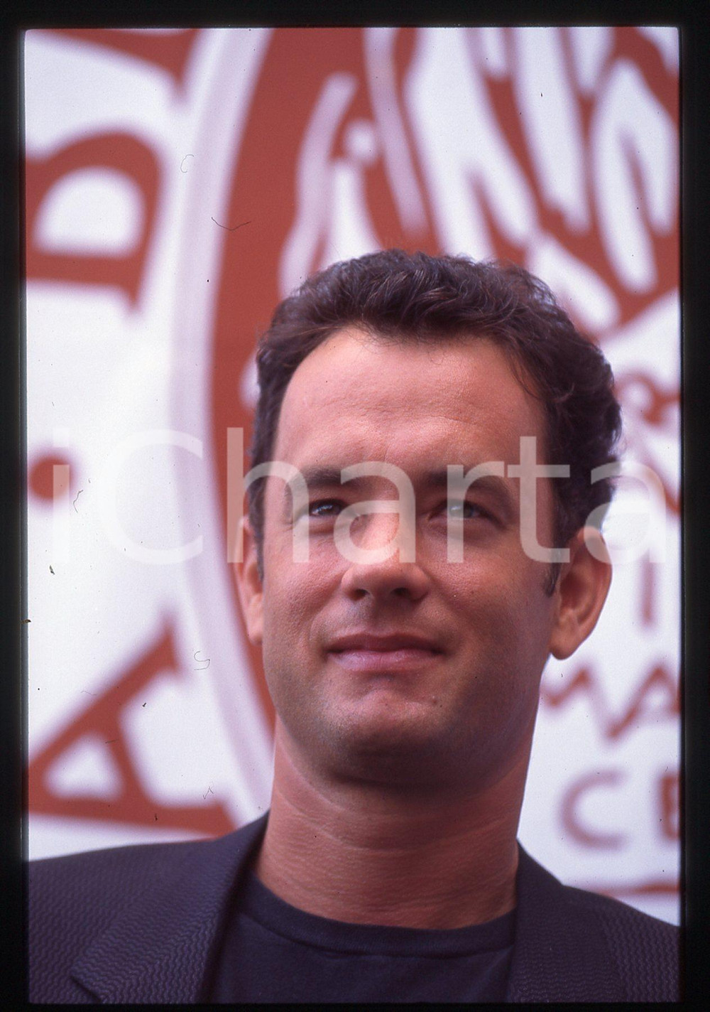 Tom HANKS - FESTIVAL CINEMA VENEZIA 1994 35 mm vintage slide 2 Diapositiva d'epoca, in formato 35 mm.CONDIZIONI: GOODE' severamente vietata la riproduzione. Tutti i diritti sono riservati.ICharta mette in vendita, sul negozio eBay e in esclusiva sul sito "icharta" il proprio archivio composto da numerose diapositive e negativi fotografici d'epoca, tutti originali e autentici, che attraversano la storia del costume italiano tra gli la fine degli anni Sessanta e Novanta.Si tratta di uno sguardo inedito sull'attualità, la politica, la vita quotidiana, il gossip e la cultura, che fotografa il cambiamento della nazione in quest'ultimo scorcio del XX secolo. Un'occasione unica per il mercato del collezionismo, che vede finalmente disponibile un archivio eccezionale per vastità, tematiche e condizioni, in un settore (il negativo fotografico e la diapositiva) di assoluta novità e dalle interessanti prospettive di investimento.  GOOD/buono   originale e autentica 1
