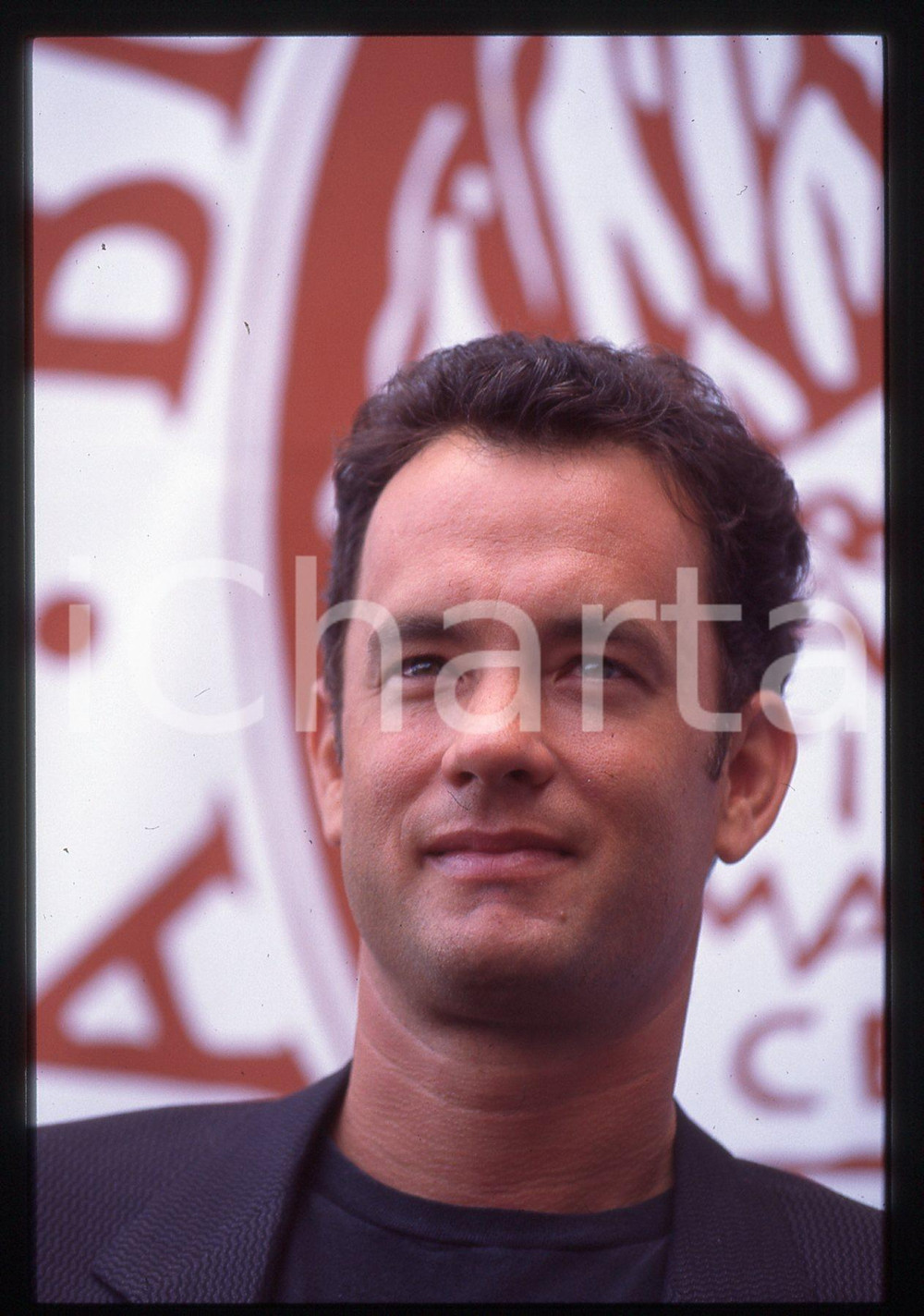 Tom HANKS - FESTIVAL CINEMA VENEZIA 1994 35 mm vintage slide 3 Diapositiva d'epoca, in formato 35 mm.CONDIZIONI: GOODE' severamente vietata la riproduzione. Tutti i diritti sono riservati. ICharta mette in vendita, sul negozio eBay e in esclusiva sul sito "icharta" il proprio archivio composto da numerose diapositive e negativi fotografici d'epoca, tutti originali e autentici, che attraversano la storia del costume italiano tra gli la fine degli anni Sessanta e Novanta.Si tratta di uno sguardo inedito sull'attualità, la politica, la vita quotidiana, il gossip e la cultura, che fotografa il cambiamento della nazione in quest'ultimo scorcio del XX secolo. Un'occasione unica per il mercato del collezionismo, che vede finalmente disponibile un archivio eccezionale per vastità, tematiche e condizioni, in un settore (il negativo fotografico e la diapositiva) di assoluta novità e dalle interessanti prospettive di investimento.  GOOD/buono   originale e autentica 1