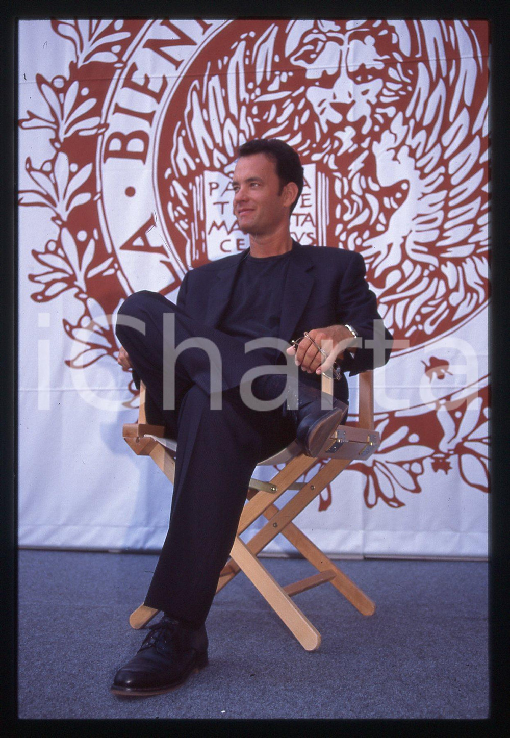 Tom HANKS - FESTIVAL CINEMA VENEZIA 1994 35 mm vintage slide 4 Diapositiva d'epoca, in formato 35 mm.CONDIZIONI: GOODE' severamente vietata la riproduzione. Tutti i diritti sono riservati. ICharta mette in vendita, sul negozio eBay e in esclusiva sul sito "icharta" il proprio archivio composto da numerose diapositive e negativi fotografici d'epoca, tutti originali e autentici, che attraversano la storia del costume italiano tra gli la fine degli anni Sessanta e Novanta.Si tratta di uno sguardo inedito sull'attualità, la politica, la vita quotidiana, il gossip e la cultura, che fotografa il cambiamento della nazione in quest'ultimo scorcio del XX secolo. Un'occasione unica per il mercato del collezionismo, che vede finalmente disponibile un archivio eccezionale per vastità, tematiche e condizioni, in un settore (il negativo fotografico e la diapositiva) di assoluta novità e dalle interessanti prospettive di investimento.  GOOD/buono   originale e autentica 1