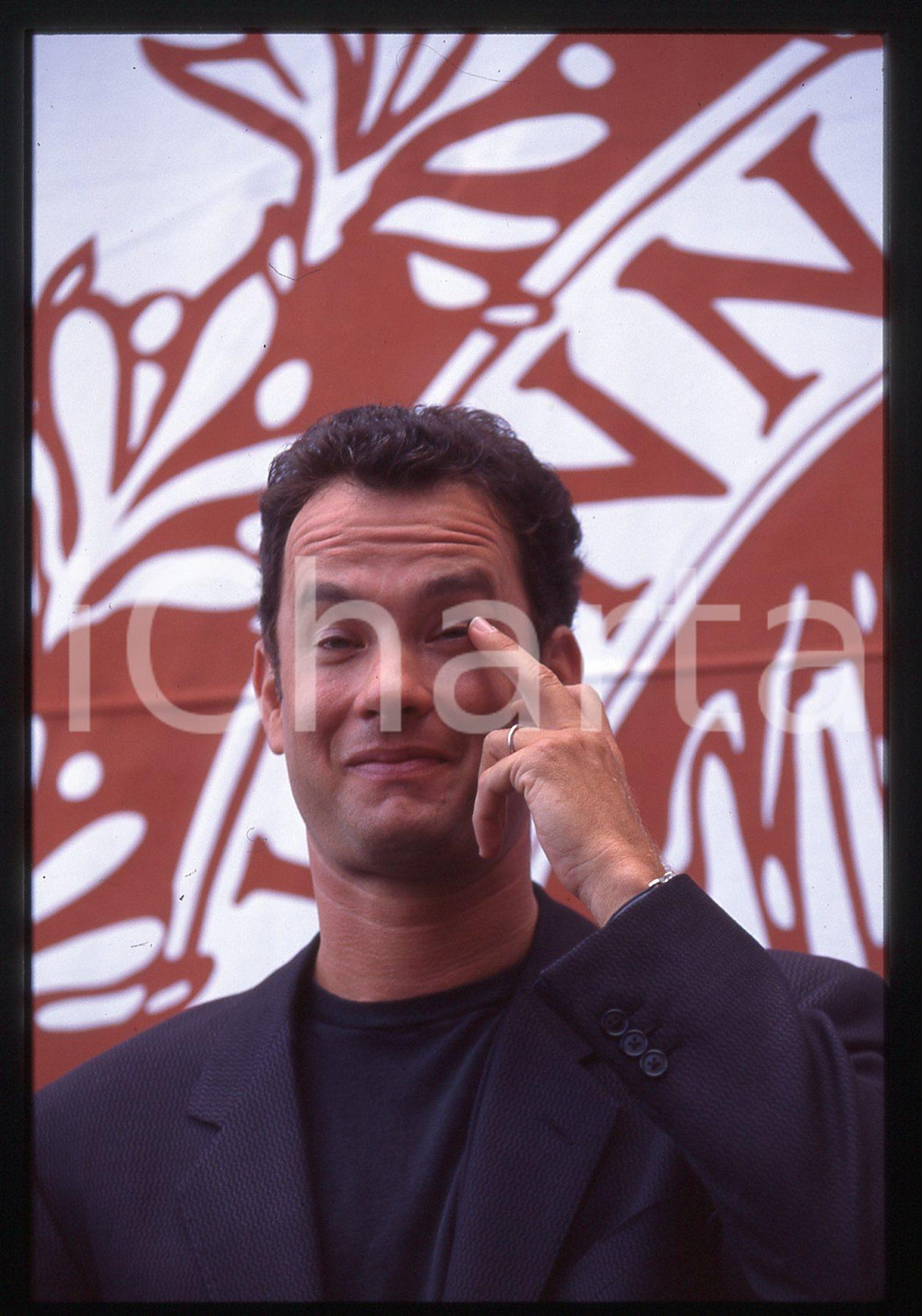 Tom HANKS - FESTIVAL CINEMA VENEZIA 1994 35 mm vintage slide 6 Diapositiva d'epoca, in formato 35 mm.CONDIZIONI: GOODE' severamente vietata la riproduzione. Tutti i diritti sono riservati.ICharta mette in vendita, sul negozio eBay e in esclusiva sul sito "icharta" il proprio archivio composto da numerose diapositive e negativi fotografici d'epoca, tutti originali e autentici, che attraversano la storia del costume italiano tra gli la fine degli anni Sessanta e Novanta.Si tratta di uno sguardo inedito sull'attualità, la politica, la vita quotidiana, il gossip e la cultura, che fotografa il cambiamento della nazione in quest'ultimo scorcio del XX secolo. Un'occasione unica per il mercato del collezionismo, che vede finalmente disponibile un archivio eccezionale per vastità, tematiche e condizioni, in un settore (il negativo fotografico e la diapositiva) di assoluta novità e dalle interessanti prospettive di investimento.  GOOD/buono   originale e autentica 1