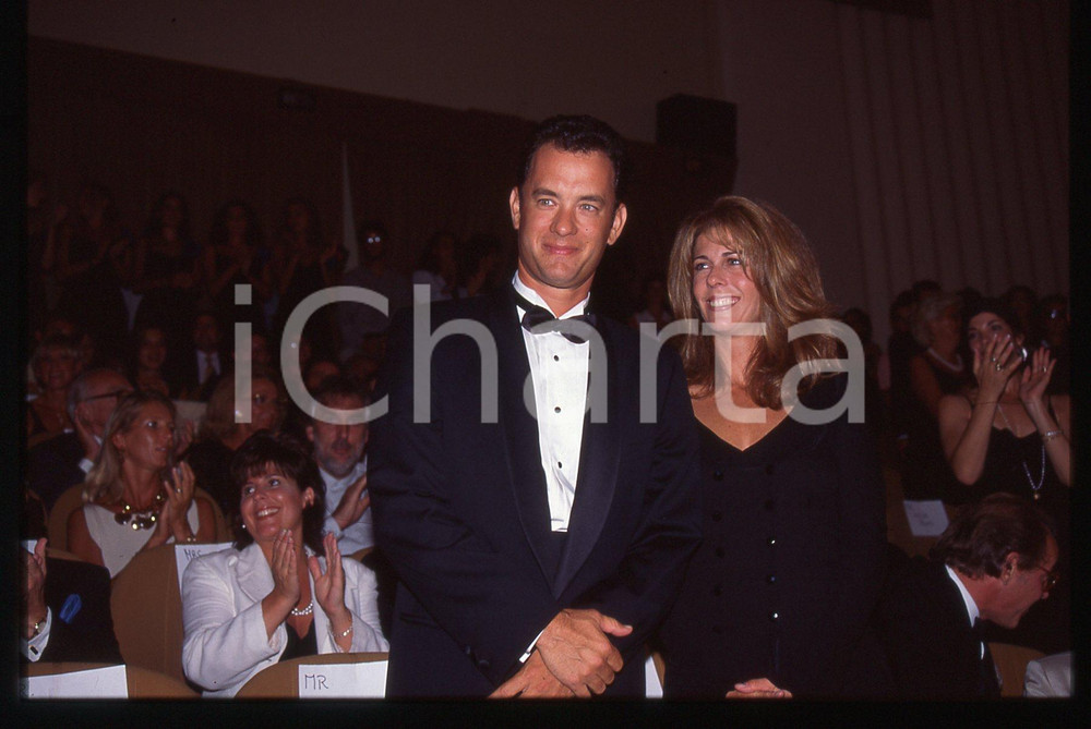 Tom HANKS e Rita WILSON - FESTIVAL CINEMA CANNES 1995 ca 35 mm vintage slide 6 Diapositiva d'epoca, in formato 35 mm.CONDIZIONI: GOODE' severamente vietata la riproduzione. Tutti i diritti sono riservati.ICharta mette in vendita, sul negozio eBay e in esclusiva sul sito "icharta" il proprio archivio composto da numerose diapositive e negativi fotografici d'epoca, tutti originali e autentici, che attraversano la storia del costume italiano tra gli la fine degli anni Sessanta e Novanta.Si tratta di uno sguardo inedito sull'attualità, la politica, la vita quotidiana, il gossip e la cultura, che fotografa il cambiamento della nazione in quest'ultimo scorcio del XX secolo. Un'occasione unica per il mercato del collezionismo, che vede finalmente disponibile un archivio eccezionale per vastità, tematiche e condizioni, in un settore (il negativo fotografico e la diapositiva) di assoluta novità e dalle interessanti prospettive di investimento.  GOOD/buono   originale e autentica 1