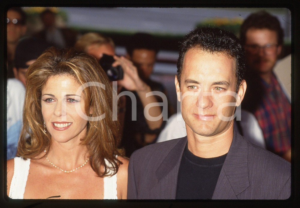 Tom HANKS e Rita WILSON - CINEMA 1995 ca 35 mm vintage slide 2 Diapositiva d'epoca, in formato 35 mm.CONDIZIONI: GOODE' severamente vietata la riproduzione. Tutti i diritti sono riservati.ICharta mette in vendita, sul negozio eBay e in esclusiva sul sito "icharta" il proprio archivio composto da numerose diapositive e negativi fotografici d'epoca, tutti originali e autentici, che attraversano la storia del costume italiano tra gli la fine degli anni Sessanta e Novanta.Si tratta di uno sguardo inedito sull'attualità, la politica, la vita quotidiana, il gossip e la cultura, che fotografa il cambiamento della nazione in quest'ultimo scorcio del XX secolo. Un'occasione unica per il mercato del collezionismo, che vede finalmente disponibile un archivio eccezionale per vastità, tematiche e condizioni, in un settore (il negativo fotografico e la diapositiva) di assoluta novità e dalle interessanti prospettive di investimento.  GOOD/buono   originale e autentica 1
