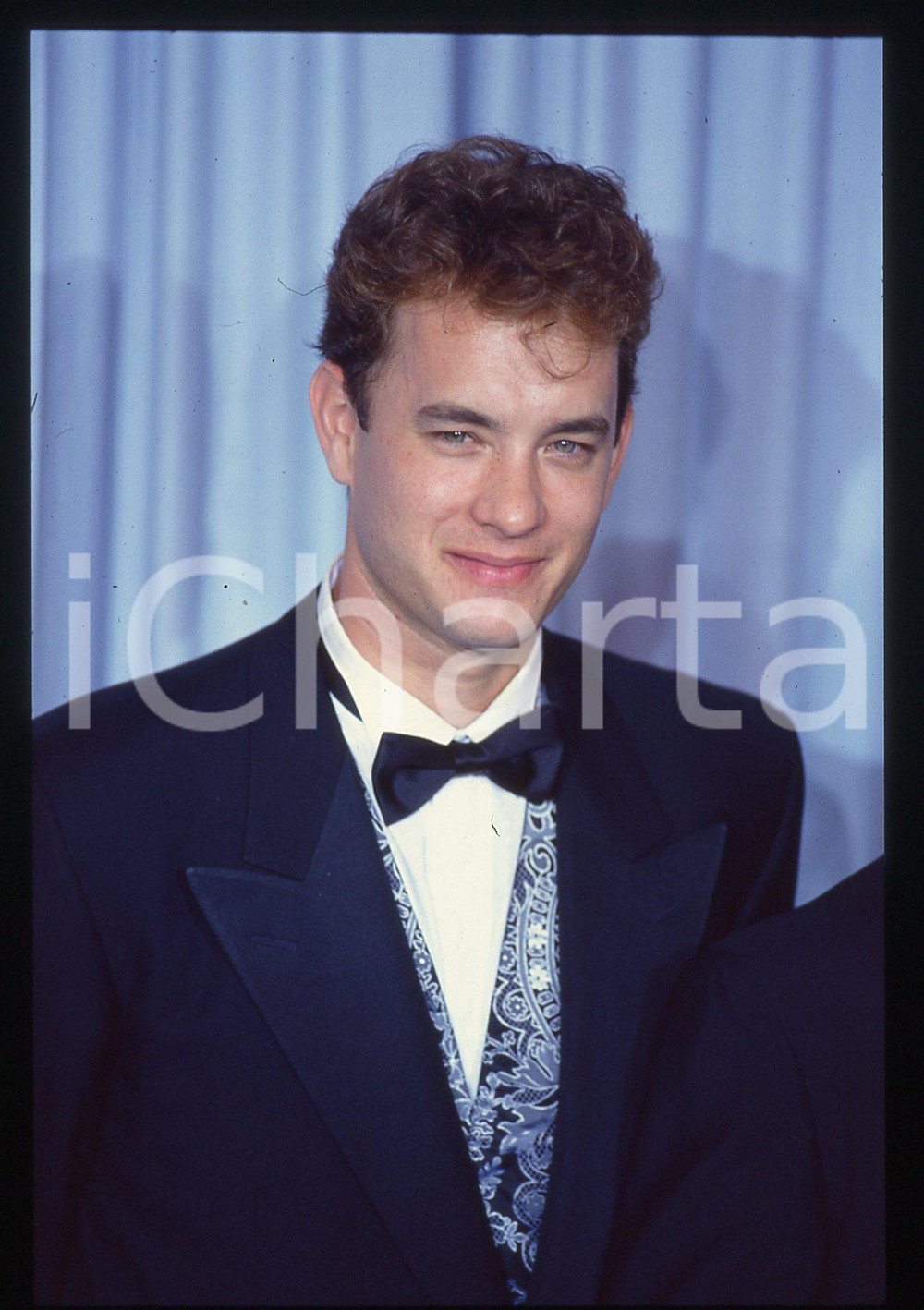 Tom HANKS - CINEMA 1995 ca 35 mm vintage slide 2 Diapositiva d'epoca, in formato 35 mm.CONDIZIONI: GOODE' severamente vietata la riproduzione. Tutti i diritti sono riservati.ICharta mette in vendita, sul negozio eBay e in esclusiva sul sito "icharta" il proprio archivio composto da numerose diapositive e negativi fotografici d'epoca, tutti originali e autentici, che attraversano la storia del costume italiano tra gli la fine degli anni Sessanta e Novanta.Si tratta di uno sguardo inedito sull'attualità, la politica, la vita quotidiana, il gossip e la cultura, che fotografa il cambiamento della nazione in quest'ultimo scorcio del XX secolo. Un'occasione unica per il mercato del collezionismo, che vede finalmente disponibile un archivio eccezionale per vastità, tematiche e condizioni, in un settore (il negativo fotografico e la diapositiva) di assoluta novità e dalle interessanti prospettive di investimento.  GOOD/buono   originale e autentica 1