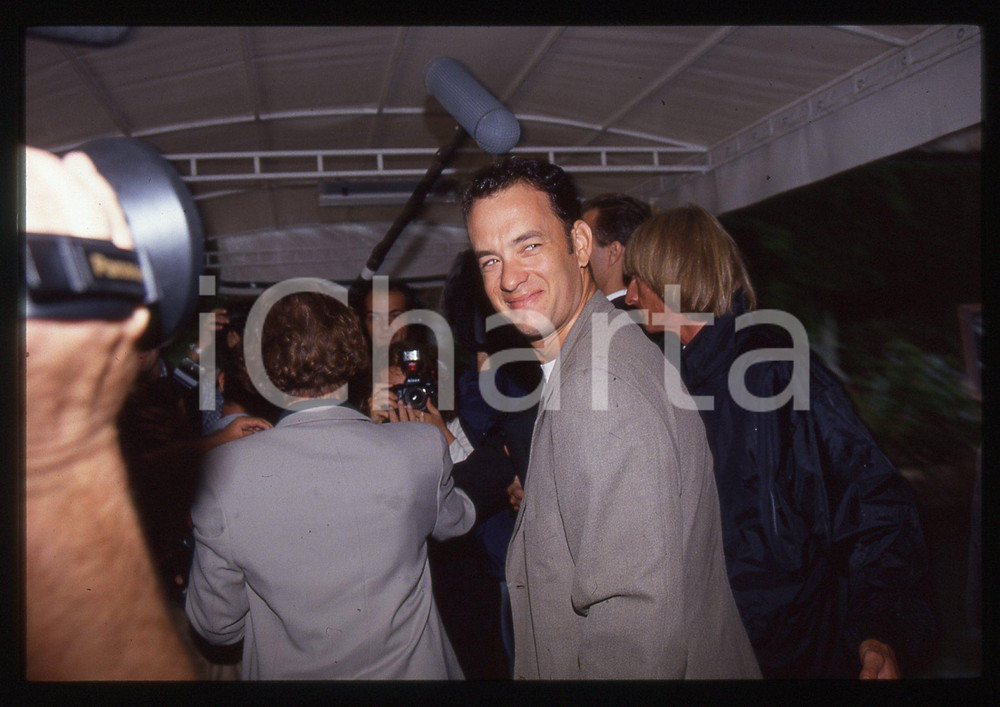 Tom HANKS - FESTIVAL CINEMA VENEZIA 1994 35 mm vintage slide 8 Diapositiva d'epoca, in formato 35 mm.CONDIZIONI: GOODE' severamente vietata la riproduzione. Tutti i diritti sono riservati.ICharta mette in vendita, sul negozio eBay e in esclusiva sul sito "icharta" il proprio archivio composto da numerose diapositive e negativi fotografici d'epoca, tutti originali e autentici, che attraversano la storia del costume italiano tra gli la fine degli anni Sessanta e Novanta.Si tratta di uno sguardo inedito sull'attualità, la politica, la vita quotidiana, il gossip e la cultura, che fotografa il cambiamento della nazione in quest'ultimo scorcio del XX secolo. Un'occasione unica per il mercato del collezionismo, che vede finalmente disponibile un archivio eccezionale per vastità, tematiche e condizioni, in un settore (il negativo fotografico e la diapositiva) di assoluta novità e dalle interessanti prospettive di investimento.  GOOD/buono   originale e autentica 1