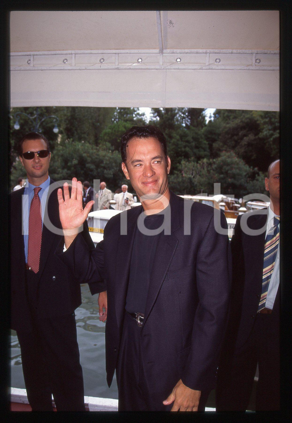 Tom HANKS - FESTIVAL CINEMA VENEZIA 1994 35 mm vintage slide 9 Diapositiva d'epoca, in formato 35 mm.CONDIZIONI: GOODE' severamente vietata la riproduzione. Tutti i diritti sono riservati.ICharta mette in vendita, sul negozio eBay e in esclusiva sul sito "icharta" il proprio archivio composto da numerose diapositive e negativi fotografici d'epoca, tutti originali e autentici, che attraversano la storia del costume italiano tra gli la fine degli anni Sessanta e Novanta.Si tratta di uno sguardo inedito sull'attualità, la politica, la vita quotidiana, il gossip e la cultura, che fotografa il cambiamento della nazione in quest'ultimo scorcio del XX secolo. Un'occasione unica per il mercato del collezionismo, che vede finalmente disponibile un archivio eccezionale per vastità, tematiche e condizioni, in un settore (il negativo fotografico e la diapositiva) di assoluta novità e dalle interessanti prospettive di investimento.  GOOD/buono   originale e autentica 1