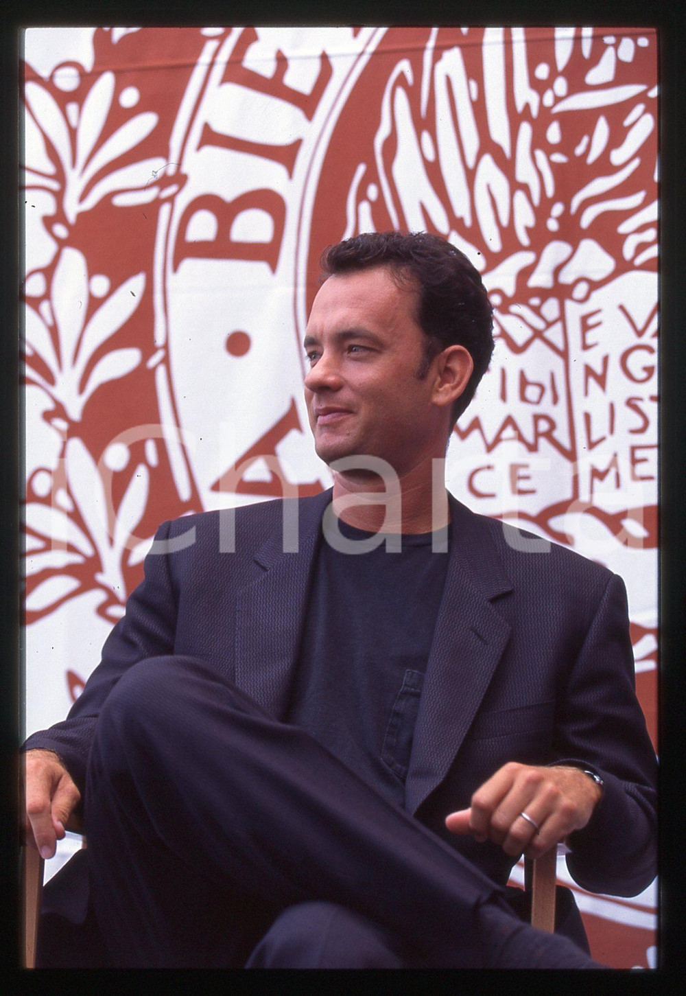 Tom HANKS - FESTIVAL CINEMA VENEZIA 1994 35 mm vintage slide 10 Diapositiva d'epoca, in formato 35 mm.CONDIZIONI: GOODE' severamente vietata la riproduzione. Tutti i diritti sono riservati.ICharta mette in vendita, sul negozio eBay e in esclusiva sul sito "icharta" il proprio archivio composto da numerose diapositive e negativi fotografici d'epoca, tutti originali e autentici, che attraversano la storia del costume italiano tra gli la fine degli anni Sessanta e Novanta.Si tratta di uno sguardo inedito sull'attualità, la politica, la vita quotidiana, il gossip e la cultura, che fotografa il cambiamento della nazione in quest'ultimo scorcio del XX secolo. Un'occasione unica per il mercato del collezionismo, che vede finalmente disponibile un archivio eccezionale per vastità, tematiche e condizioni, in un settore (il negativo fotografico e la diapositiva) di assoluta novità e dalle interessanti prospettive di investimento.  GOOD/buono   originale e autentica 1