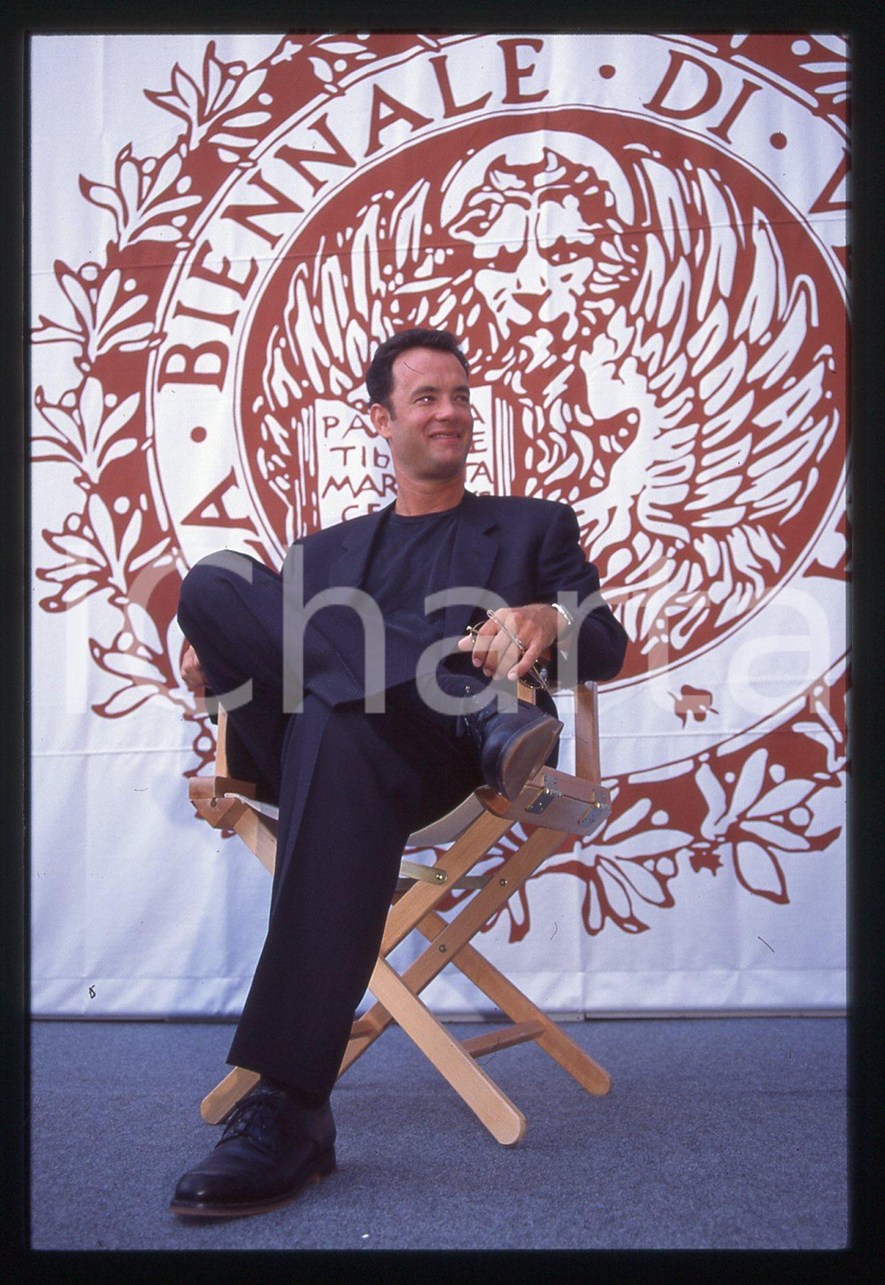 Tom HANKS - FESTIVAL CINEMA VENEZIA 1994 35 mm vintage slide 12 Diapositiva d'epoca, in formato 35 mm.CONDIZIONI: GOODE' severamente vietata la riproduzione. Tutti i diritti sono riservati.ICharta mette in vendita, sul negozio eBay e in esclusiva sul sito "icharta" il proprio archivio composto da numerose diapositive e negativi fotografici d'epoca, tutti originali e autentici, che attraversano la storia del costume italiano tra gli la fine degli anni Sessanta e Novanta.Si tratta di uno sguardo inedito sull'attualità, la politica, la vita quotidiana, il gossip e la cultura, che fotografa il cambiamento della nazione in quest'ultimo scorcio del XX secolo. Un'occasione unica per il mercato del collezionismo, che vede finalmente disponibile un archivio eccezionale per vastità, tematiche e condizioni, in un settore (il negativo fotografico e la diapositiva) di assoluta novità e dalle interessanti prospettive di investimento.  GOOD/buono   originale e autentica 1