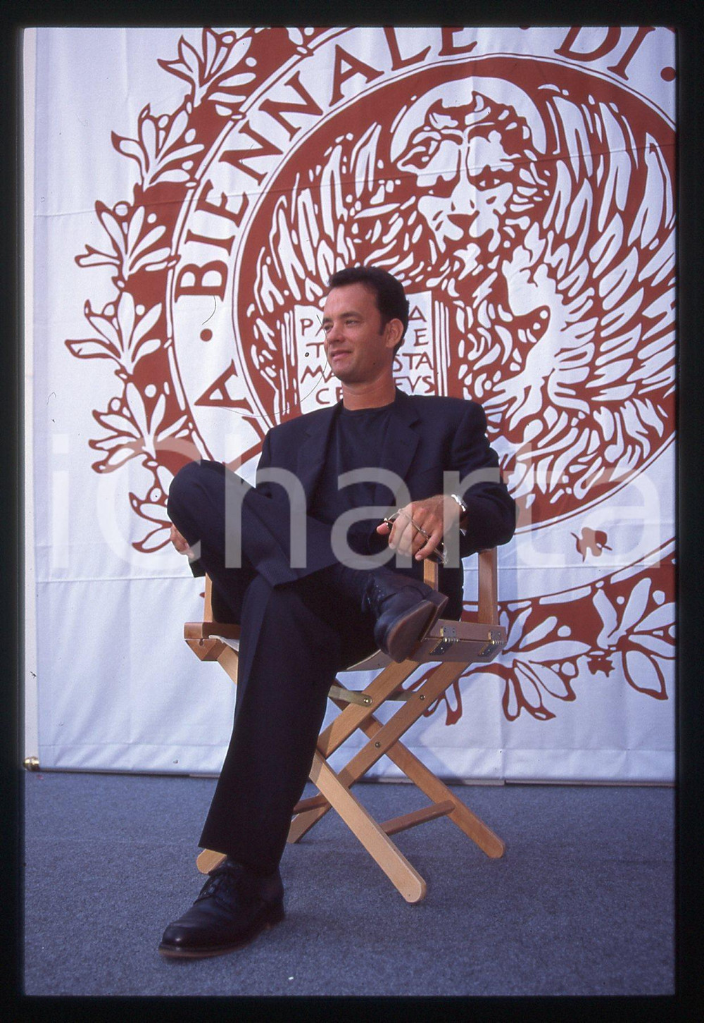 Tom HANKS - FESTIVAL CINEMA VENEZIA 1994 35 mm vintage slide 13 Diapositiva d'epoca, in formato 35 mm.CONDIZIONI: GOODE' severamente vietata la riproduzione. Tutti i diritti sono riservati.ICharta mette in vendita, sul negozio eBay e in esclusiva sul sito "icharta" il proprio archivio composto da numerose diapositive e negativi fotografici d'epoca, tutti originali e autentici, che attraversano la storia del costume italiano tra gli la fine degli anni Sessanta e Novanta.Si tratta di uno sguardo inedito sull'attualità, la politica, la vita quotidiana, il gossip e la cultura, che fotografa il cambiamento della nazione in quest'ultimo scorcio del XX secolo. Un'occasione unica per il mercato del collezionismo, che vede finalmente disponibile un archivio eccezionale per vastità, tematiche e condizioni, in un settore (il negativo fotografico e la diapositiva) di assoluta novità e dalle interessanti prospettive di investimento.  GOOD/buono   originale e autentica 1
