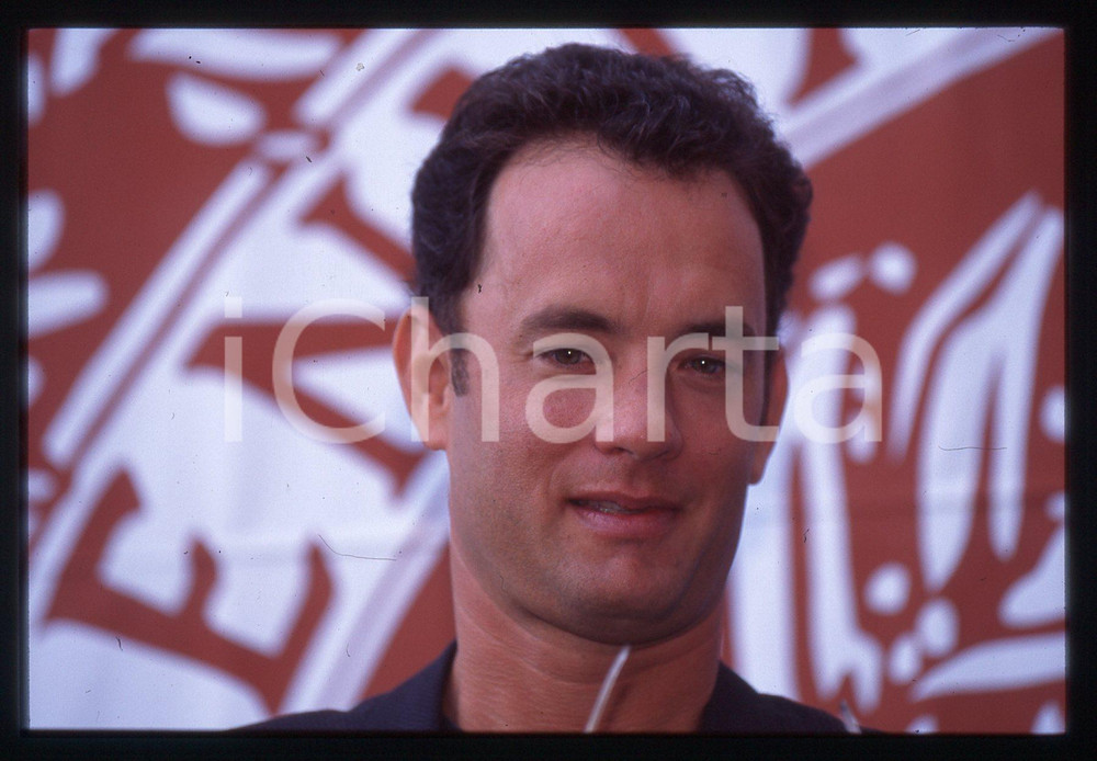 Tom HANKS - FESTIVAL CINEMA VENEZIA 1994 35 mm vintage slide 14 Diapositiva d'epoca, in formato 35 mm.CONDIZIONI: GOODE' severamente vietata la riproduzione. Tutti i diritti sono riservati.ICharta mette in vendita, sul negozio eBay e in esclusiva sul sito "icharta" il proprio archivio composto da numerose diapositive e negativi fotografici d'epoca, tutti originali e autentici, che attraversano la storia del costume italiano tra gli la fine degli anni Sessanta e Novanta.Si tratta di uno sguardo inedito sull'attualità, la politica, la vita quotidiana, il gossip e la cultura, che fotografa il cambiamento della nazione in quest'ultimo scorcio del XX secolo. Un'occasione unica per il mercato del collezionismo, che vede finalmente disponibile un archivio eccezionale per vastità, tematiche e condizioni, in un settore (il negativo fotografico e la diapositiva) di assoluta novità e dalle interessanti prospettive di investimento.  GOOD/buono   originale e autentica 1