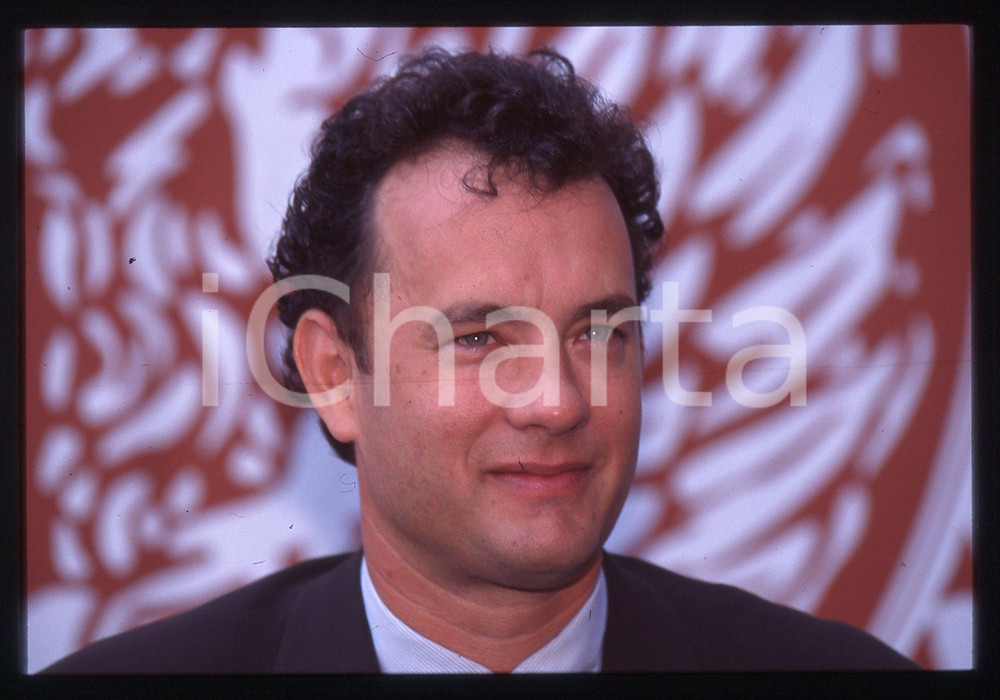 Tom HANKS - FESTIVAL CINEMA VENEZIA 1994 35 mm vintage slide 15 Diapositiva d'epoca, in formato 35 mm.CONDIZIONI: GOODE' severamente vietata la riproduzione. Tutti i diritti sono riservati.ICharta mette in vendita, sul negozio eBay e in esclusiva sul sito "icharta" il proprio archivio composto da numerose diapositive e negativi fotografici d'epoca, tutti originali e autentici, che attraversano la storia del costume italiano tra gli la fine degli anni Sessanta e Novanta.Si tratta di uno sguardo inedito sull'attualità, la politica, la vita quotidiana, il gossip e la cultura, che fotografa il cambiamento della nazione in quest'ultimo scorcio del XX secolo. Un'occasione unica per il mercato del collezionismo, che vede finalmente disponibile un archivio eccezionale per vastità, tematiche e condizioni, in un settore (il negativo fotografico e la diapositiva) di assoluta novità e dalle interessanti prospettive di investimento.  GOOD/buono   originale e autentica 1