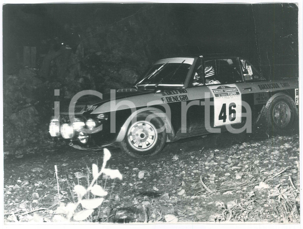 1975 RALLYE SANREMO Mario DELFINO e DE NEGRI su Lancia Fulvia Coupé HF Foto Fotografia d'epoca.   VERY POOR/gravemente danneggiato Smussature agli angoli, profonde piegature al margine superiore e destro, strappo al margine destro Formato: 24x17  cm originale e autentica 1