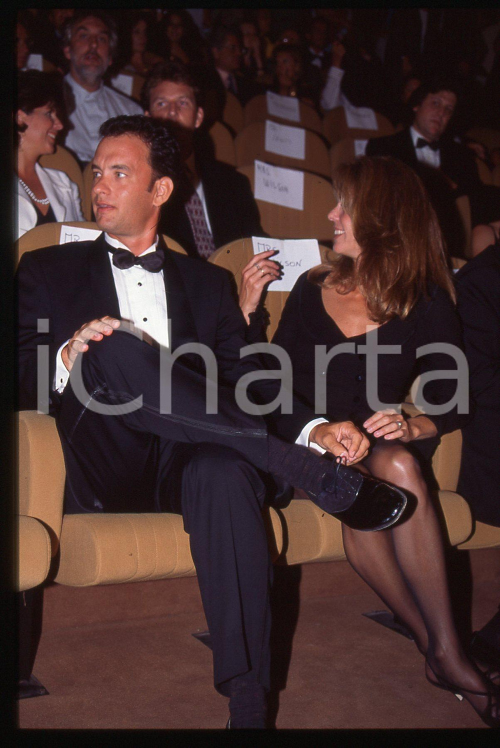 Tom HANKS e Rita WILSON - FESTIVAL CINEMA CANNES 1995 ca 35 mm vintage slide 7 Diapositiva d'epoca, in formato 35 mm.CONDIZIONI: GOODE' severamente vietata la riproduzione. Tutti i diritti sono riservati.ICharta mette in vendita, sul negozio eBay e in esclusiva sul sito "icharta" il proprio archivio composto da numerose diapositive e negativi fotografici d'epoca, tutti originali e autentici, che attraversano la storia del costume italiano tra gli la fine degli anni Sessanta e Novanta.Si tratta di uno sguardo inedito sull'attualità, la politica, la vita quotidiana, il gossip e la cultura, che fotografa il cambiamento della nazione in quest'ultimo scorcio del XX secolo. Un'occasione unica per il mercato del collezionismo, che vede finalmente disponibile un archivio eccezionale per vastità, tematiche e condizioni, in un settore (il negativo fotografico e la diapositiva) di assoluta novità e dalle interessanti prospettive di investimento.  GOOD/buono   originale e autentica 1