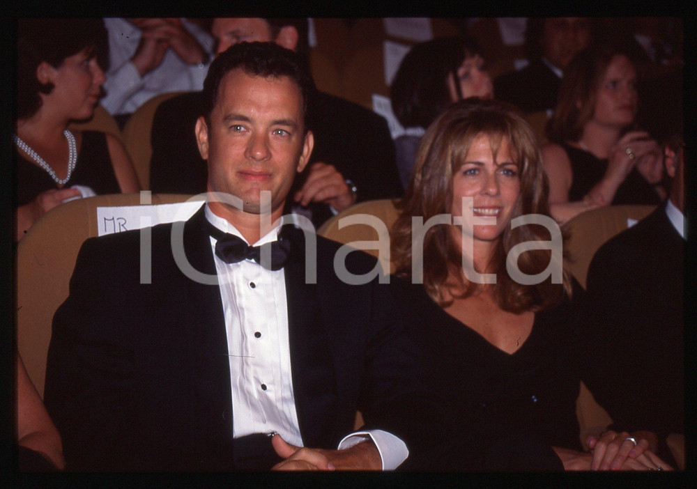 Tom HANKS e Rita WILSON - FESTIVAL CINEMA CANNES 1995 ca 35 mm vintage slide 8 Diapositiva d'epoca, in formato 35 mm.CONDIZIONI: GOODE' severamente vietata la riproduzione. Tutti i diritti sono riservati.ICharta mette in vendita, sul negozio eBay e in esclusiva sul sito "icharta" il proprio archivio composto da numerose diapositive e negativi fotografici d'epoca, tutti originali e autentici, che attraversano la storia del costume italiano tra gli la fine degli anni Sessanta e Novanta.Si tratta di uno sguardo inedito sull'attualità, la politica, la vita quotidiana, il gossip e la cultura, che fotografa il cambiamento della nazione in quest'ultimo scorcio del XX secolo. Un'occasione unica per il mercato del collezionismo, che vede finalmente disponibile un archivio eccezionale per vastità, tematiche e condizioni, in un settore (il negativo fotografico e la diapositiva) di assoluta novità e dalle interessanti prospettive di investimento.  GOOD/buono   originale e autentica 1