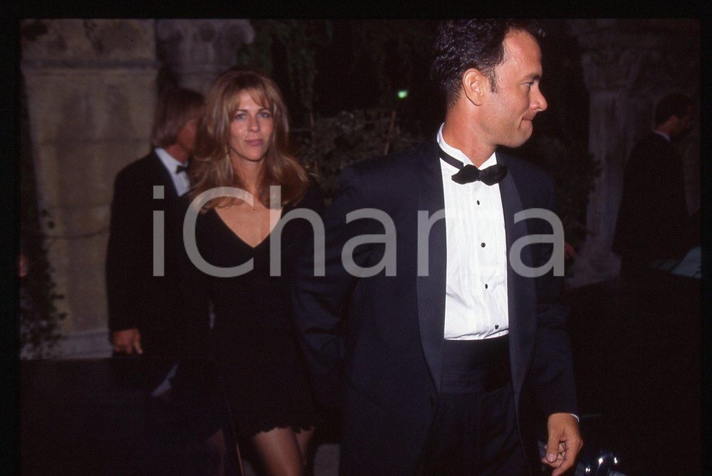 Tom HANKS e Rita WILSON - FESTIVAL CINEMA CANNES 1995 ca 35 mm vintage slide 12 Diapositiva d'epoca, in formato 35 mm.CONDIZIONI: GOODE' severamente vietata la riproduzione. Tutti i diritti sono riservati.ICharta mette in vendita, sul negozio eBay e in esclusiva sul sito "icharta" il proprio archivio composto da numerose diapositive e negativi fotografici d'epoca, tutti originali e autentici, che attraversano la storia del costume italiano tra gli la fine degli anni Sessanta e Novanta.Si tratta di uno sguardo inedito sull'attualità, la politica, la vita quotidiana, il gossip e la cultura, che fotografa il cambiamento della nazione in quest'ultimo scorcio del XX secolo. Un'occasione unica per il mercato del collezionismo, che vede finalmente disponibile un archivio eccezionale per vastità, tematiche e condizioni, in un settore (il negativo fotografico e la diapositiva) di assoluta novità e dalle interessanti prospettive di investimento.  GOOD/buono   originale e autentica 1