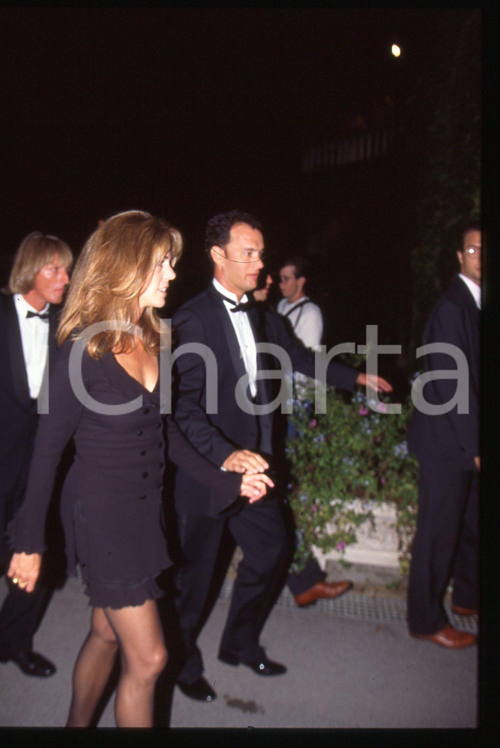 Tom HANKS e Rita WILSON - FESTIVAL CINEMA CANNES 1995 ca 35 mm vintage slide 11 Diapositiva d'epoca, in formato 35 mm.CONDIZIONI: GOODE' severamente vietata la riproduzione. Tutti i diritti sono riservati.ICharta mette in vendita, sul negozio eBay e in esclusiva sul sito "icharta" il proprio archivio composto da numerose diapositive e negativi fotografici d'epoca, tutti originali e autentici, che attraversano la storia del costume italiano tra gli la fine degli anni Sessanta e Novanta.Si tratta di uno sguardo inedito sull'attualità, la politica, la vita quotidiana, il gossip e la cultura, che fotografa il cambiamento della nazione in quest'ultimo scorcio del XX secolo. Un'occasione unica per il mercato del collezionismo, che vede finalmente disponibile un archivio eccezionale per vastità, tematiche e condizioni, in un settore (il negativo fotografico e la diapositiva) di assoluta novità e dalle interessanti prospettive di investimento.  GOOD/buono   originale e autentica 1