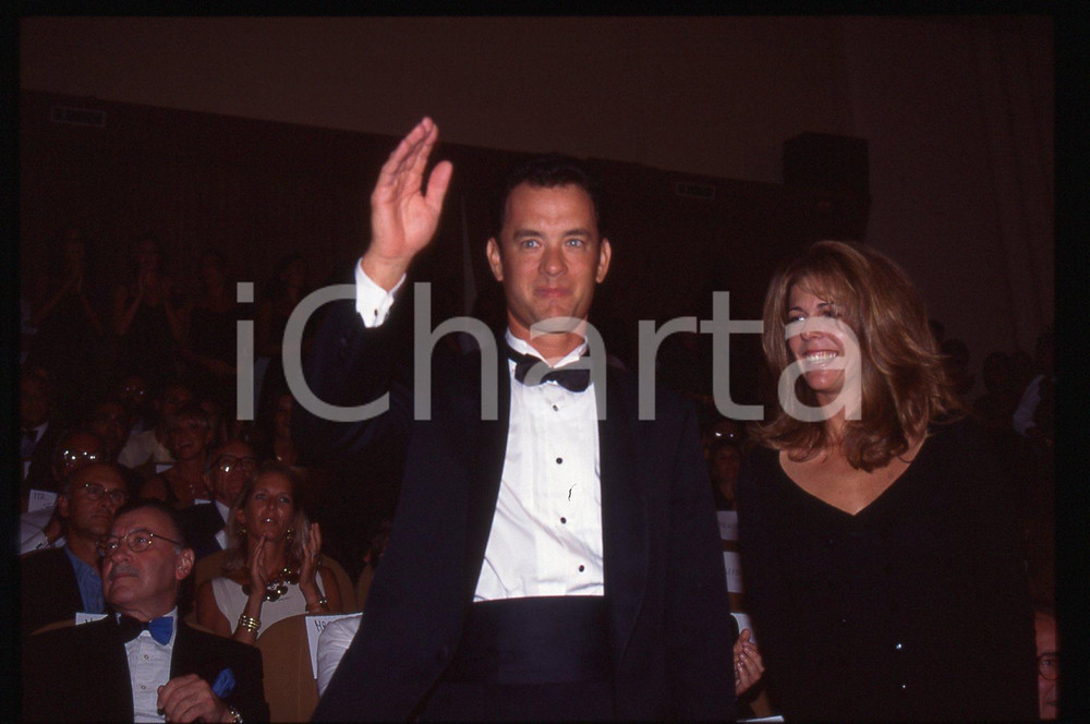 Tom HANKS e Rita WILSON - FESTIVAL CINEMA CANNES 1995 ca 35 mm vintage slide 13 Diapositiva d'epoca, in formato 35 mm.CONDIZIONI: GOODE' severamente vietata la riproduzione. Tutti i diritti sono riservati.ICharta mette in vendita, sul negozio eBay e in esclusiva sul sito "icharta" il proprio archivio composto da numerose diapositive e negativi fotografici d'epoca, tutti originali e autentici, che attraversano la storia del costume italiano tra gli la fine degli anni Sessanta e Novanta.Si tratta di uno sguardo inedito sull'attualità, la politica, la vita quotidiana, il gossip e la cultura, che fotografa il cambiamento della nazione in quest'ultimo scorcio del XX secolo. Un'occasione unica per il mercato del collezionismo, che vede finalmente disponibile un archivio eccezionale per vastità, tematiche e condizioni, in un settore (il negativo fotografico e la diapositiva) di assoluta novità e dalle interessanti prospettive di investimento.  GOOD/buono   originale e autentica 1