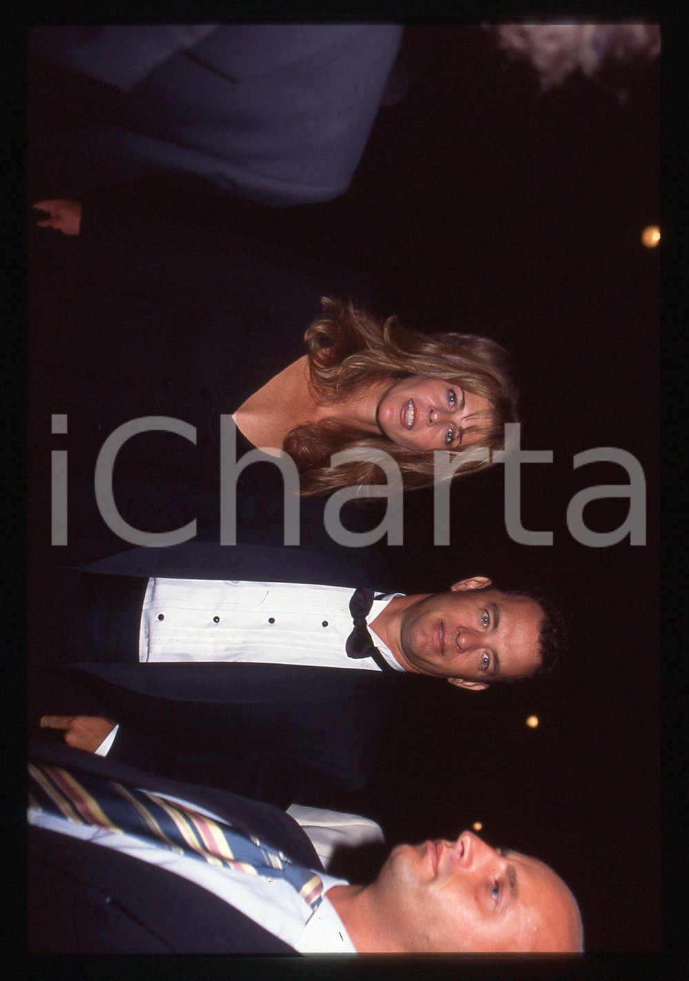 Tom HANKS e Rita WILSON - FESTIVAL CINEMA CANNES 1995 ca 35 mm vintage slide 14 Diapositiva d'epoca, in formato 35 mm.CONDIZIONI: GOODE' severamente vietata la riproduzione. Tutti i diritti sono riservati.ICharta mette in vendita, sul negozio eBay e in esclusiva sul sito "icharta" il proprio archivio composto da numerose diapositive e negativi fotografici d'epoca, tutti originali e autentici, che attraversano la storia del costume italiano tra gli la fine degli anni Sessanta e Novanta.Si tratta di uno sguardo inedito sull'attualità, la politica, la vita quotidiana, il gossip e la cultura, che fotografa il cambiamento della nazione in quest'ultimo scorcio del XX secolo. Un'occasione unica per il mercato del collezionismo, che vede finalmente disponibile un archivio eccezionale per vastità, tematiche e condizioni, in un settore (il negativo fotografico e la diapositiva) di assoluta novità e dalle interessanti prospettive di investimento.  GOOD/buono   originale e autentica 1
