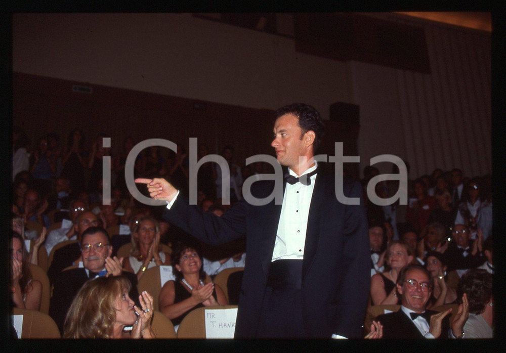 Tom HANKS - FESTIVAL CINEMA CANNES 1995 ca 35 mm vintage slide 2 Diapositiva d'epoca, in formato 35 mm.CONDIZIONI: GOODE' severamente vietata la riproduzione. Tutti i diritti sono riservati.ICharta mette in vendita, sul negozio eBay e in esclusiva sul sito "icharta" il proprio archivio composto da numerose diapositive e negativi fotografici d'epoca, tutti originali e autentici, che attraversano la storia del costume italiano tra gli la fine degli anni Sessanta e Novanta.Si tratta di uno sguardo inedito sull'attualità, la politica, la vita quotidiana, il gossip e la cultura, che fotografa il cambiamento della nazione in quest'ultimo scorcio del XX secolo. Un'occasione unica per il mercato del collezionismo, che vede finalmente disponibile un archivio eccezionale per vastità, tematiche e condizioni, in un settore (il negativo fotografico e la diapositiva) di assoluta novità e dalle interessanti prospettive di investimento.  GOOD/buono   originale e autentica 1