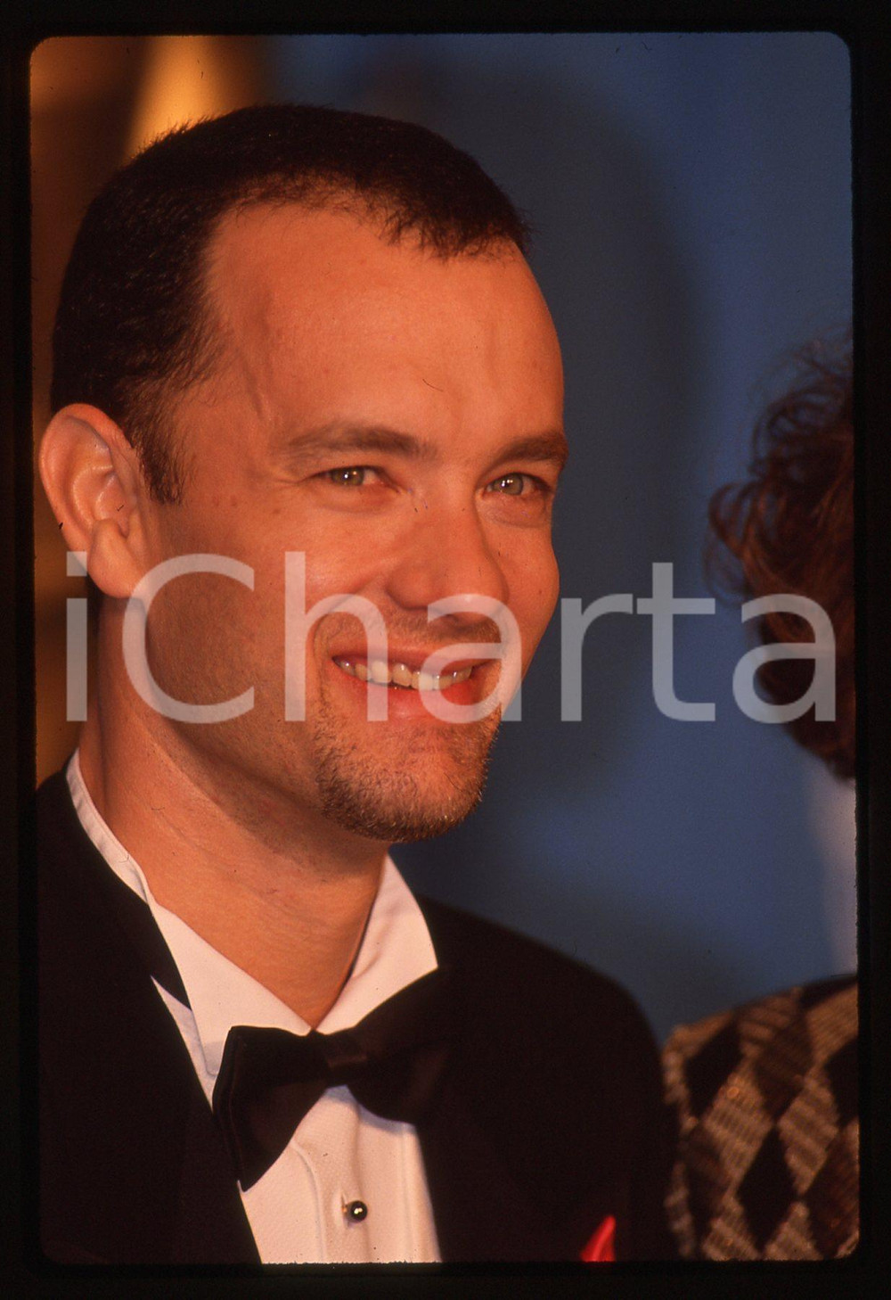 Tom HANKS - CINEMA 1995 ca 35 mm vintage slide 3 Diapositiva d'epoca, in formato 35 mm.CONDIZIONI: GOODE' severamente vietata la riproduzione. Tutti i diritti sono riservati.ICharta mette in vendita, sul negozio eBay e in esclusiva sul sito "icharta" il proprio archivio composto da numerose diapositive e negativi fotografici d'epoca, tutti originali e autentici, che attraversano la storia del costume italiano tra gli la fine degli anni Sessanta e Novanta.Si tratta di uno sguardo inedito sull'attualità, la politica, la vita quotidiana, il gossip e la cultura, che fotografa il cambiamento della nazione in quest'ultimo scorcio del XX secolo. Un'occasione unica per il mercato del collezionismo, che vede finalmente disponibile un archivio eccezionale per vastità, tematiche e condizioni, in un settore (il negativo fotografico e la diapositiva) di assoluta novità e dalle interessanti prospettive di investimento.  GOOD/buono   originale e autentica 1