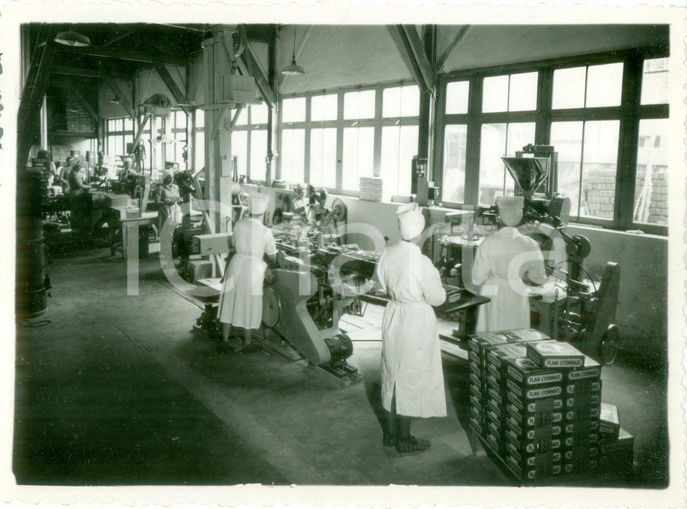 Fotografia d epoca originale 1950 ca LYON F Operaie preparano confezioni di budino FLAN LYONNAIS Foto 1 1