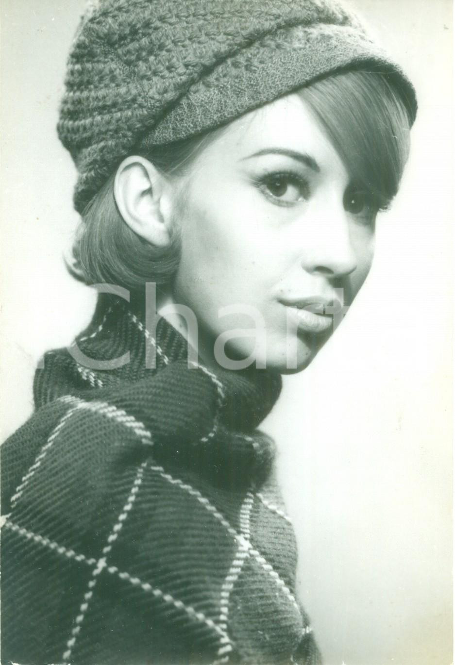 Fotografia d epoca originale 1964 PARIS MODA INVERNALE Modella con berretto e sciarpa Foto 1 1