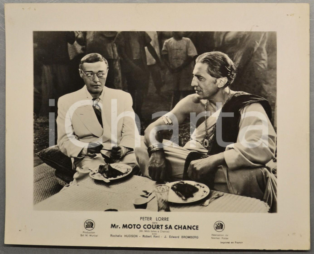 1938 CINEMA Film "Mr. Moto court sa chance" Peter LORRE - Photo (2) Fotografia d'epoca.CONDIZIONI: POOR (fori angolari e lievi macchie superficiali) FORMATO: 30x24 cm      originale e autentica 1
