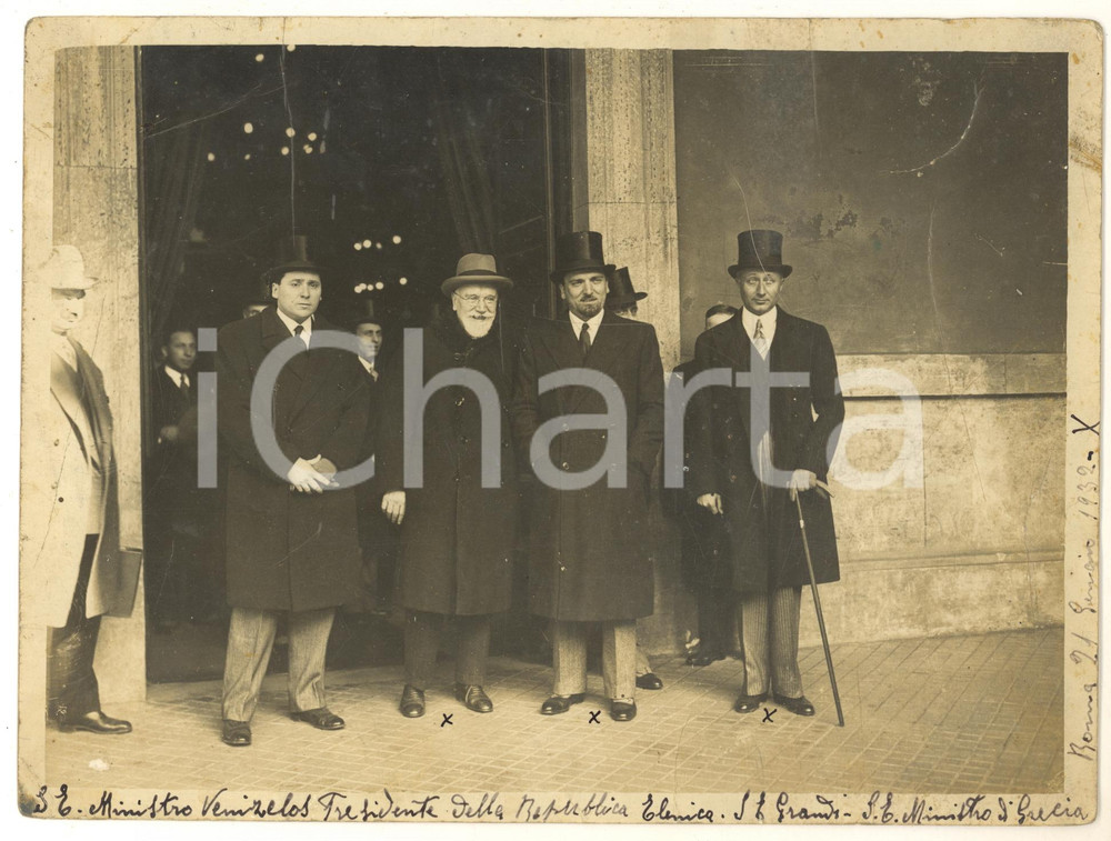 1932 ROMA TERMINI Arrivo Eleftherios VENIZELOS - Dino GRANDI Amedeo FANI *Foto  Fotografia originale d'epoca, con didascalia manoscritta al margine.Si tratta dell'arrivo del primo ministro greco, accolto da Grandi e Fani.  VERY POOR/gravemente danneggiato piegature evidenti; piccole abrasioni; macchie Formato: 24x18 cm originale e autentica 1