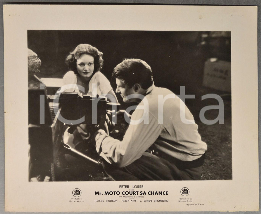 1938 CINEMA Film "Mr. Moto court sa chance" Robert KENT Rochelle HUDSON (2) Fotografia d'epoca.CONDIZIONI: FAIR (fori di affissione agli angoli, minimi graffi e macchia al lato superiore)FORMATO: 30x24 cm      originale e autentica 1