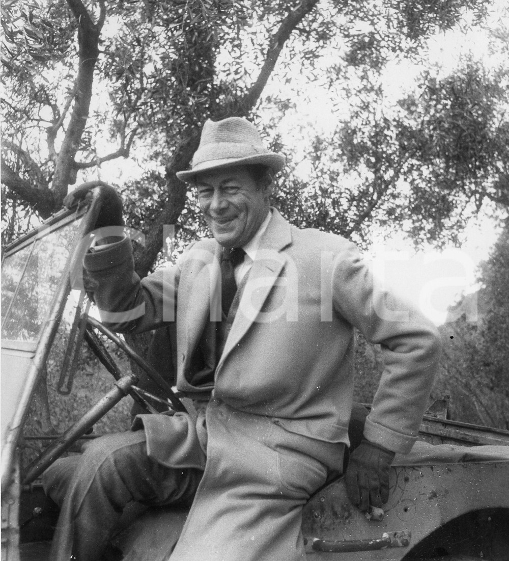 1962 PORTOFINO Attore Rex HARRISON scende dall'auto - Foto vintage 18x24 cm 1962Fotografia vintage rara d'epoca.Timbro archivio Publifoto Genova al verso.FORMATO: 18x24 cm CONDIZIONI: FAIR (difetti di stampa)ICHARTA mette in vendita le stampe vintage della collezione Publifoto Genova, per la maggior parte inedita o in tiratura di pochi esemplari. Si tratta di un'ottima opportunit&agrave; di investimento per i collezionisti di fotografie d'epoca.     originale e autentica 1